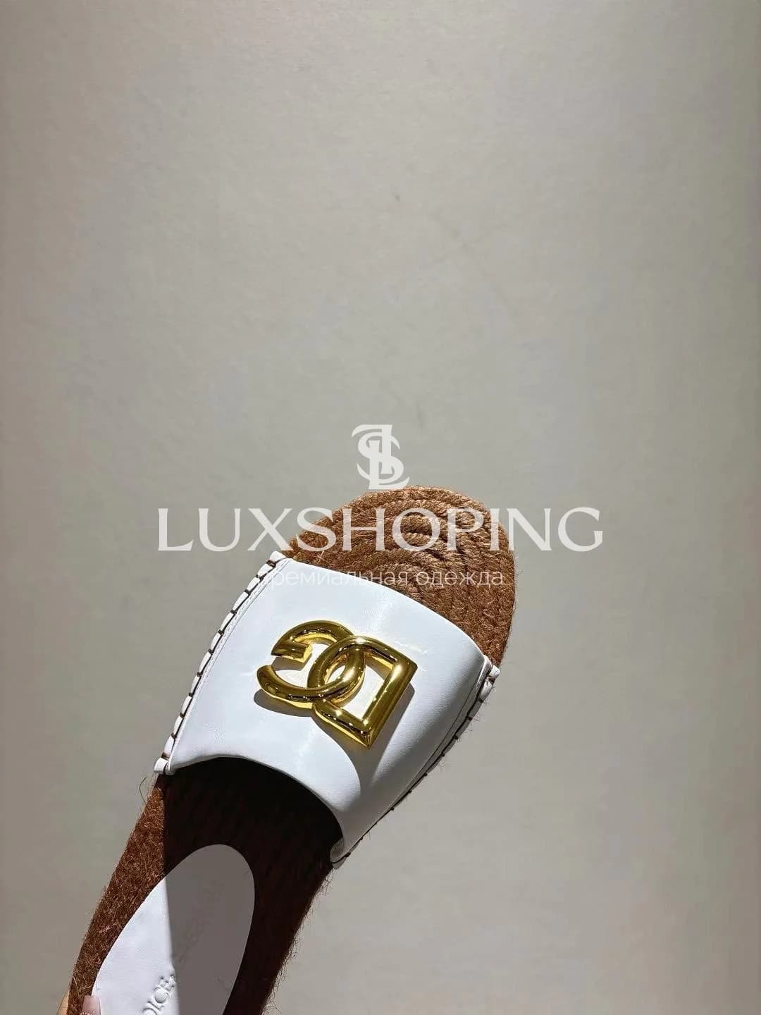 Белые шлёпанцы Dolce &amp; Gabbana с золотистым логотипом и джутовой подошвой - фото 4