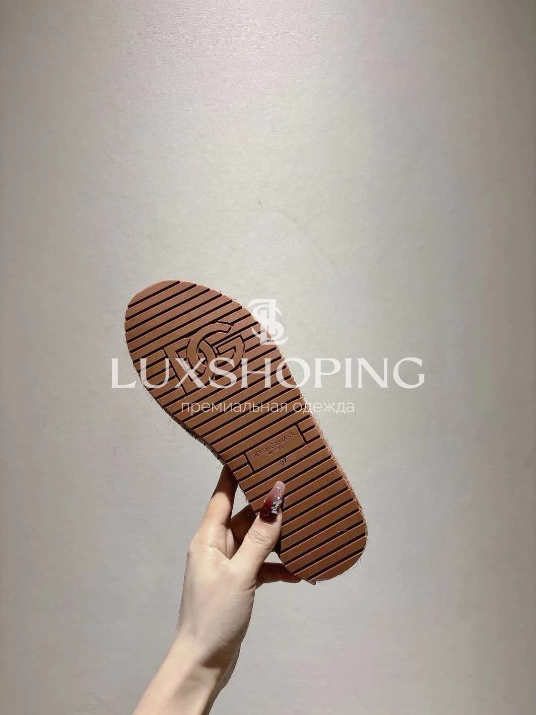 Белые шлёпанцы Dolce &amp; Gabbana с золотистым логотипом и джутовой подошвой - фото 7