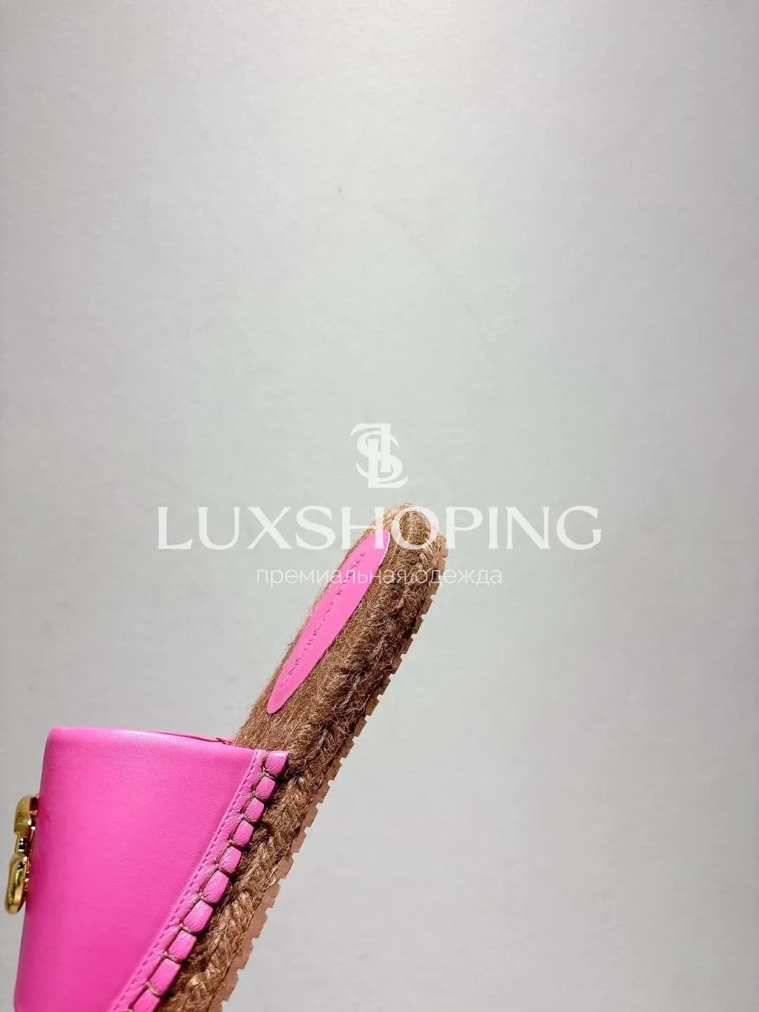 Розовые шлёпанцы Dolce &amp; Gabbana с золотистым логотипом и джутовой подошвой - фото 4