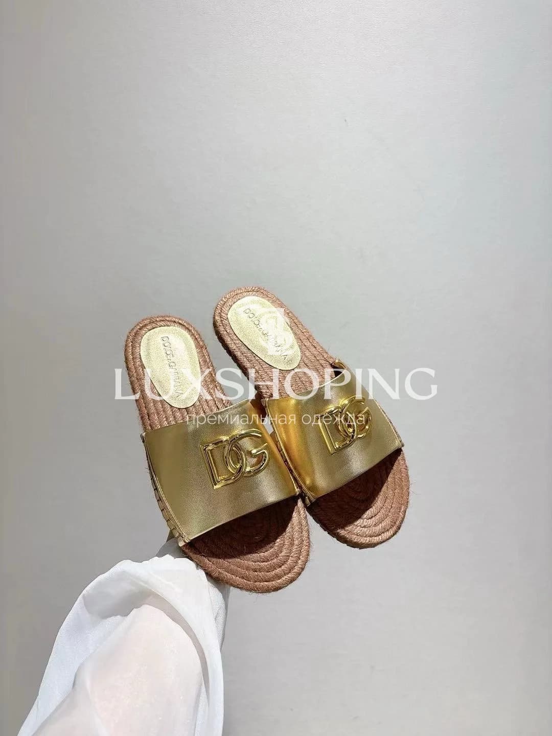 Золотые Металлизированные шлёпанцы Dolce &amp; Gabbana с джутовой подошвой - фото 3