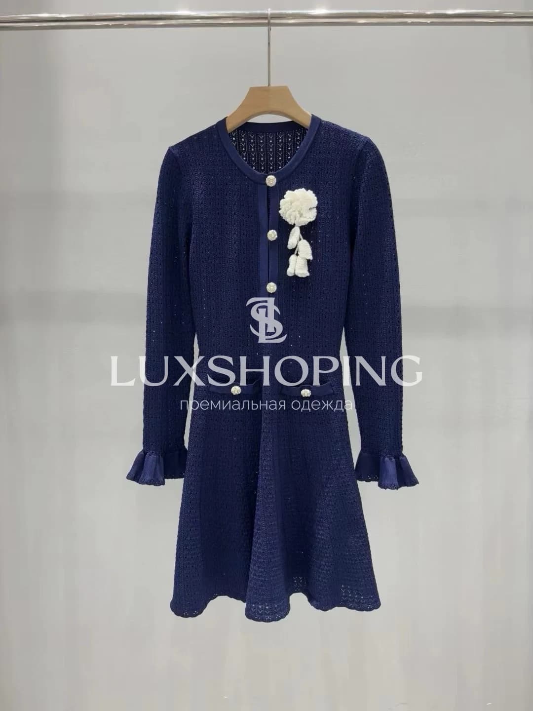 Self-Portrait тёмно-синее вязаное платье с цветочной брошью - фото 3