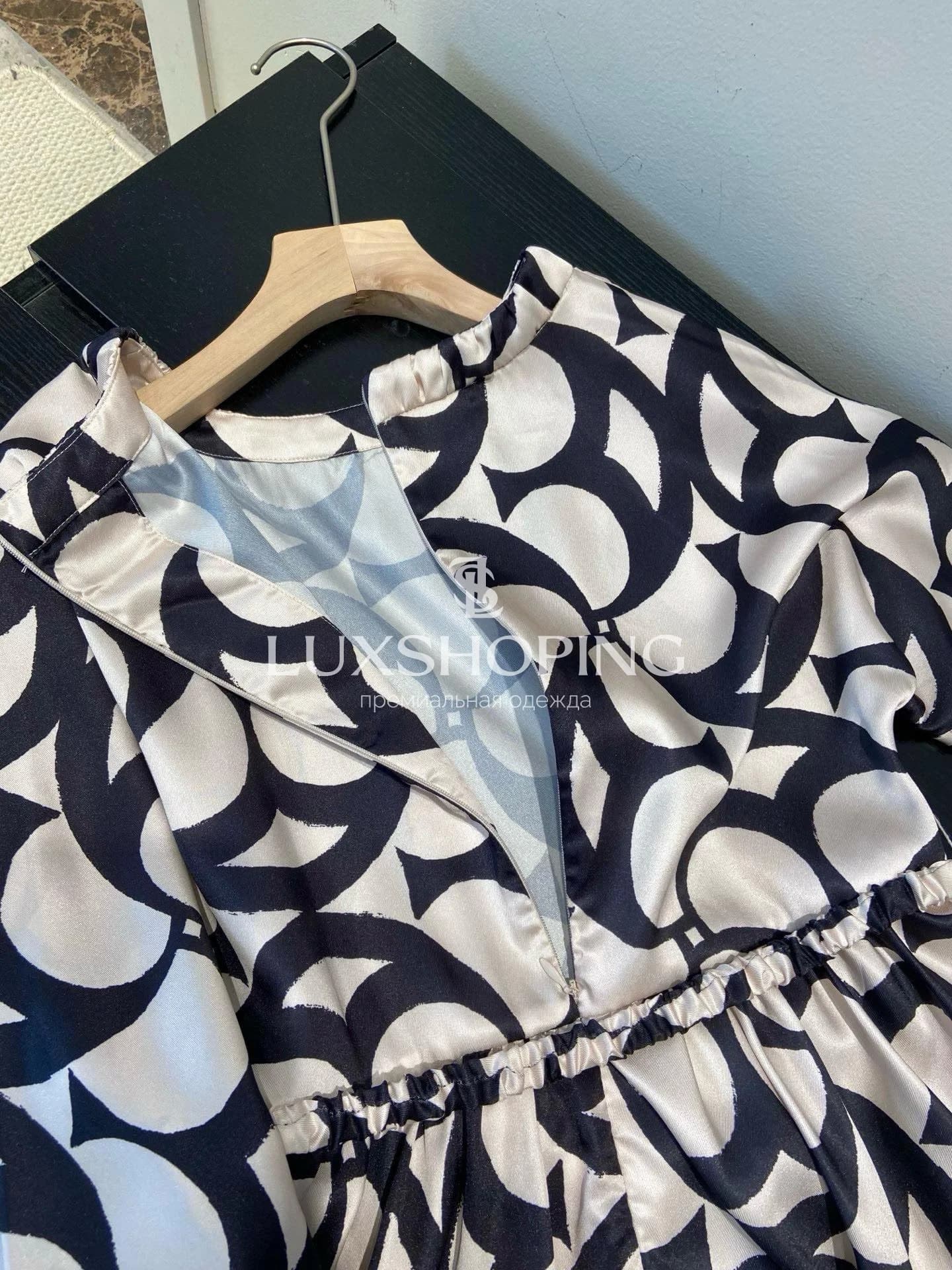 MaxMara Платье с геометрическим принтом и поясом, весна–лето 2025 - фото 5