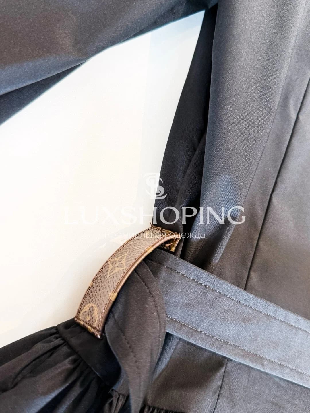 Louis Vuitton чёрное хлопковое платье-рубашка с объёмной юбкой и ремнём - фото 12