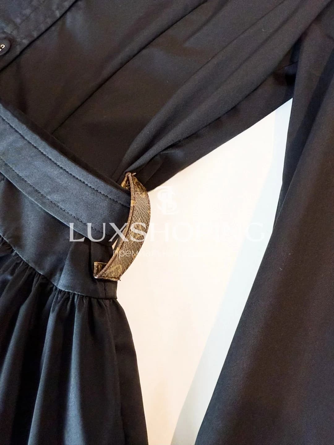 Louis Vuitton чёрное хлопковое платье-рубашка с объёмной юбкой и ремнём - фото 13