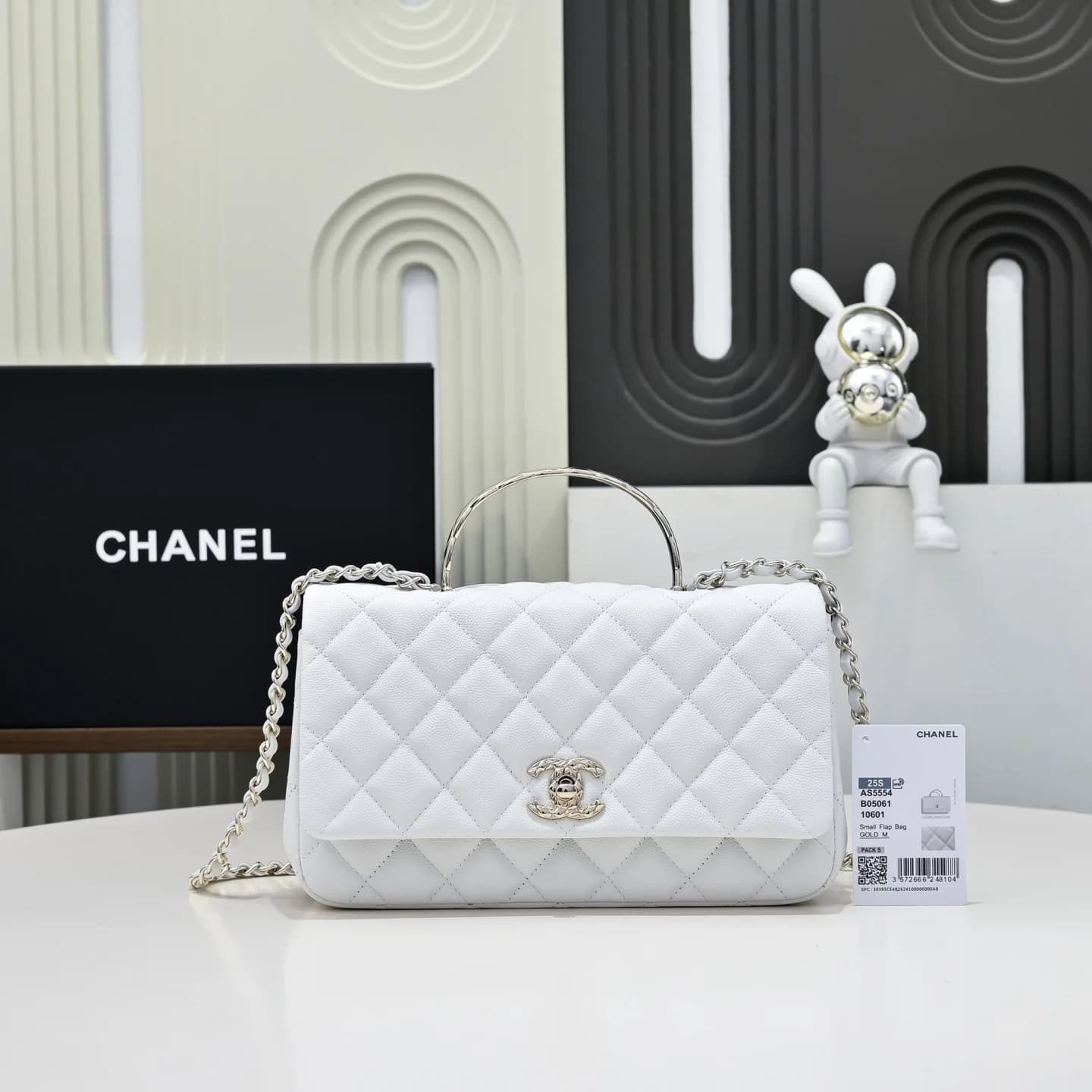 CHANEL Сумка 25S Coco Crush Handle в белом цвете Medium 13.5 × 23 × 7 см - фото 5