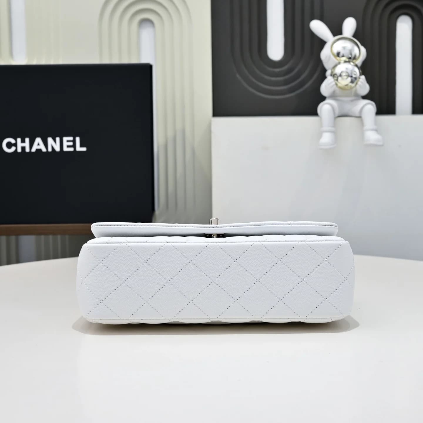 CHANEL Сумка 25S Coco Crush Handle в белом цвете Medium 13.5 × 23 × 7 см - фото 8