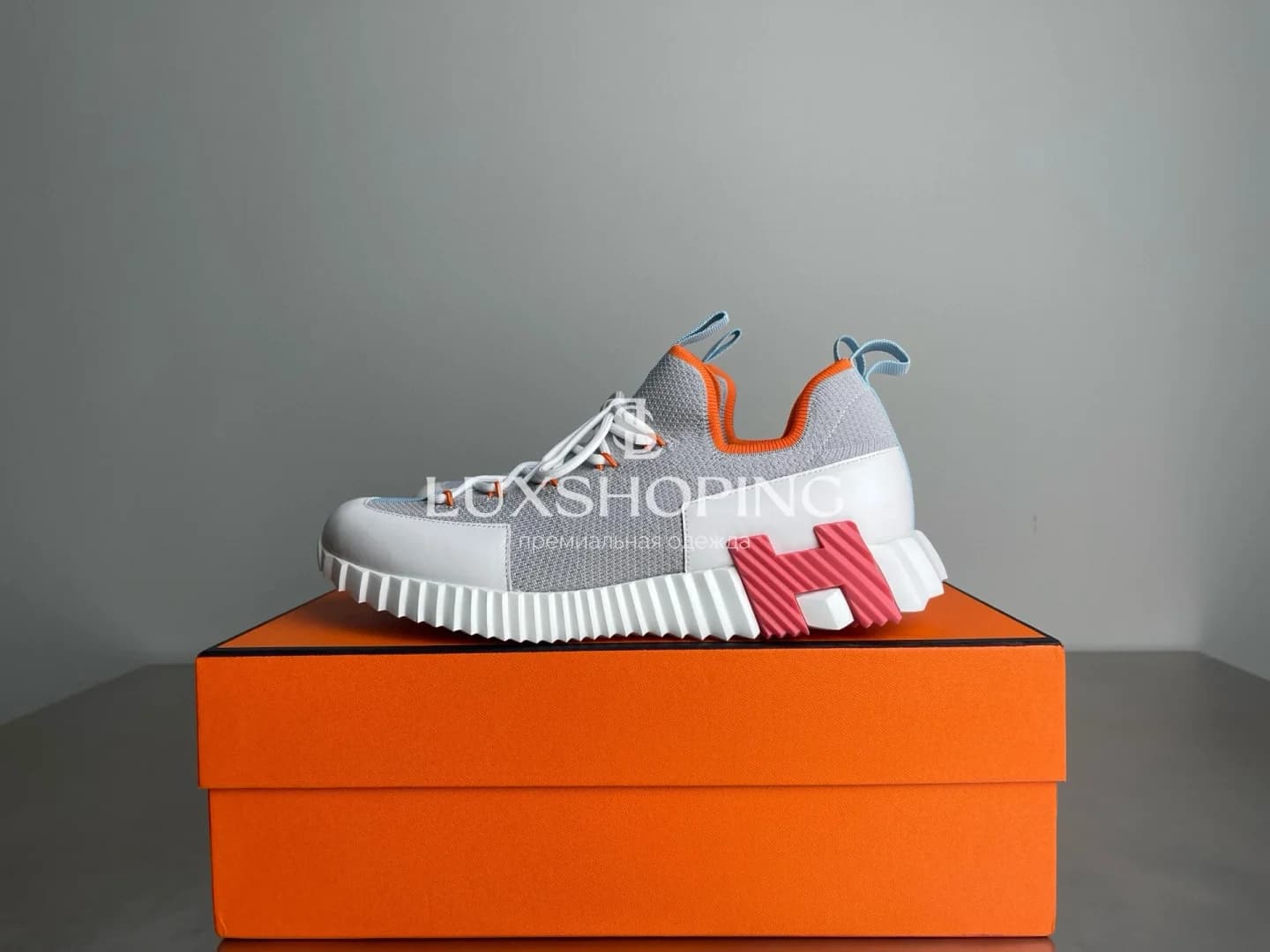 HERMÈS Lift Navy Sneakers мужские кроссовки Светло-серый с белыми, жёлтыми и розовыми акцентами - фото 2