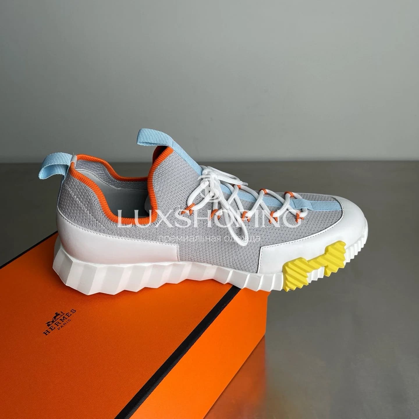 HERMÈS Lift Navy Sneakers мужские кроссовки Светло-серый с белыми, жёлтыми и розовыми акцентами - фото 4