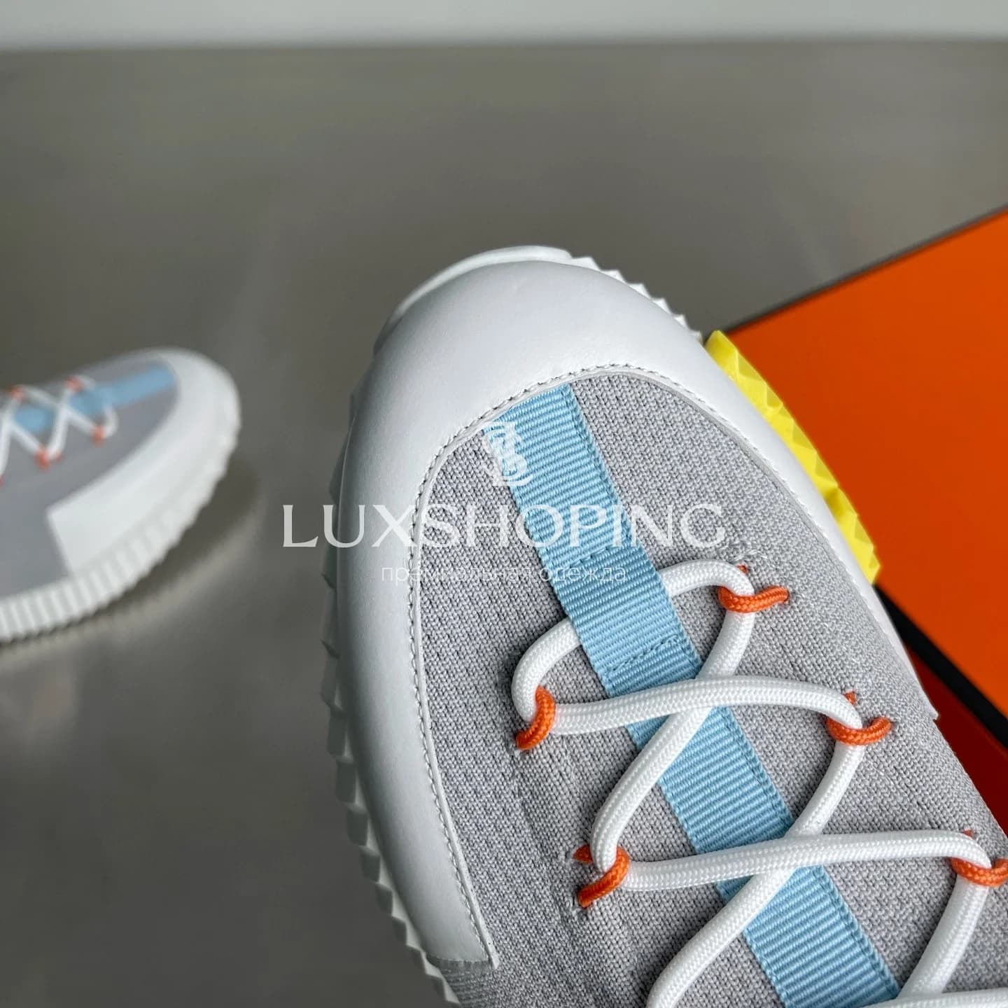 HERMÈS Lift Navy Sneakers мужские кроссовки Светло-серый с белыми, жёлтыми и розовыми акцентами - фото 6