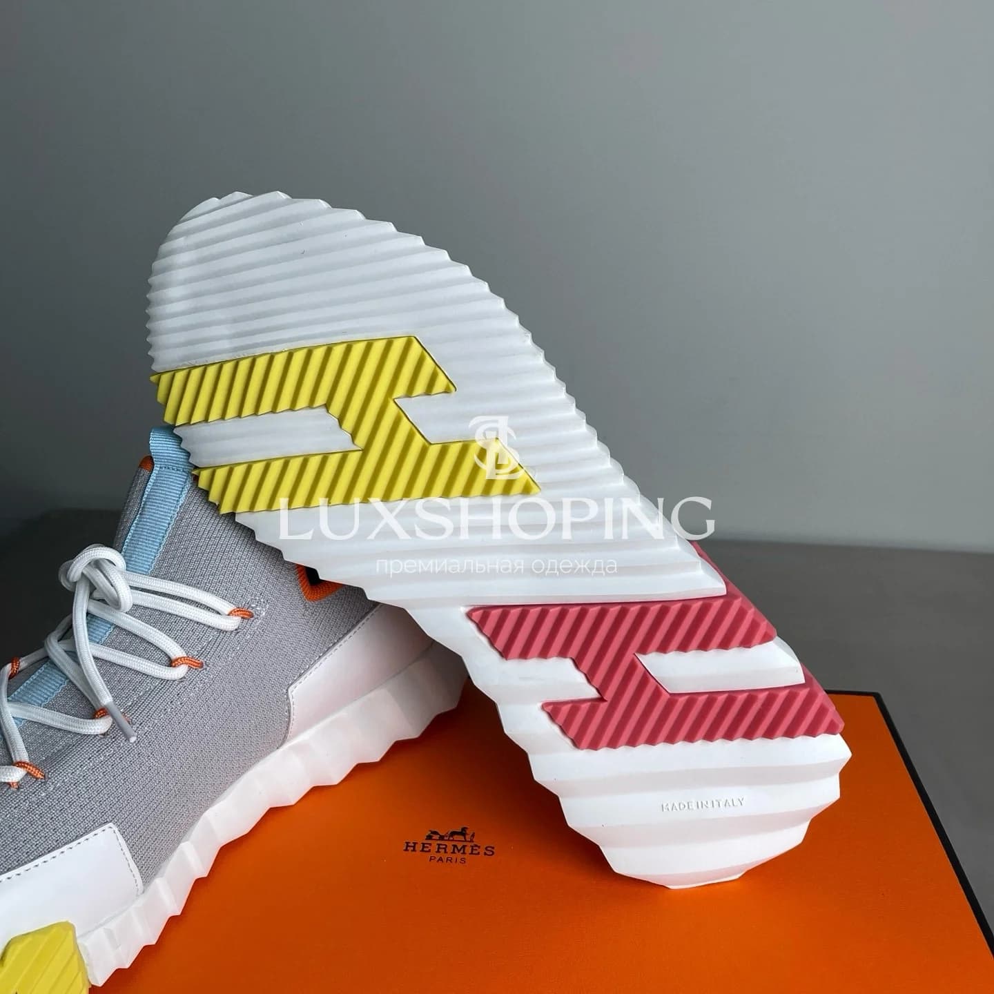 HERMÈS Lift Navy Sneakers мужские кроссовки Светло-серый с белыми, жёлтыми и розовыми акцентами - фото 9