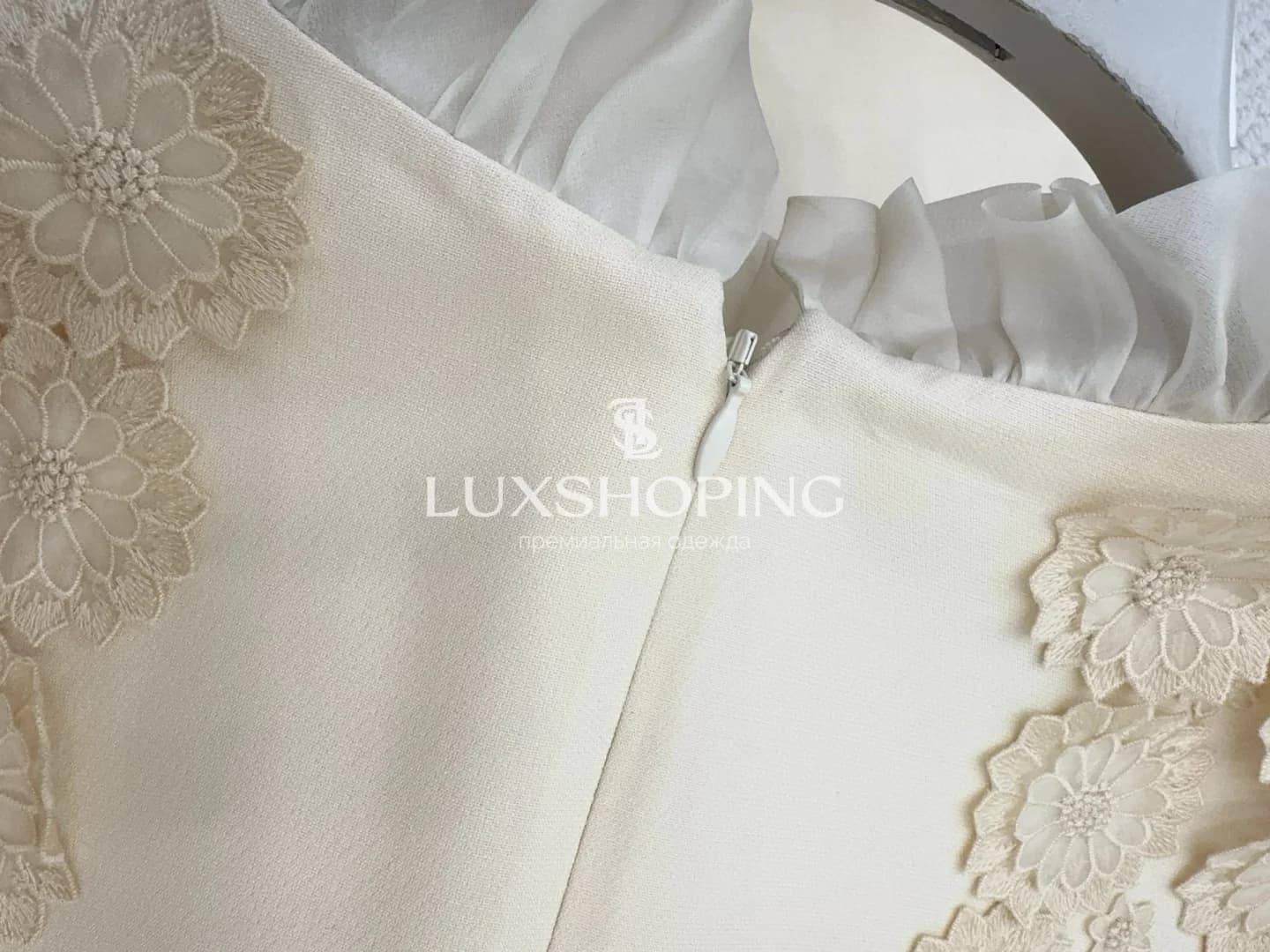 Valentino Платье из шёлково-шерстяной ткани с объёмными цветами - фото 12