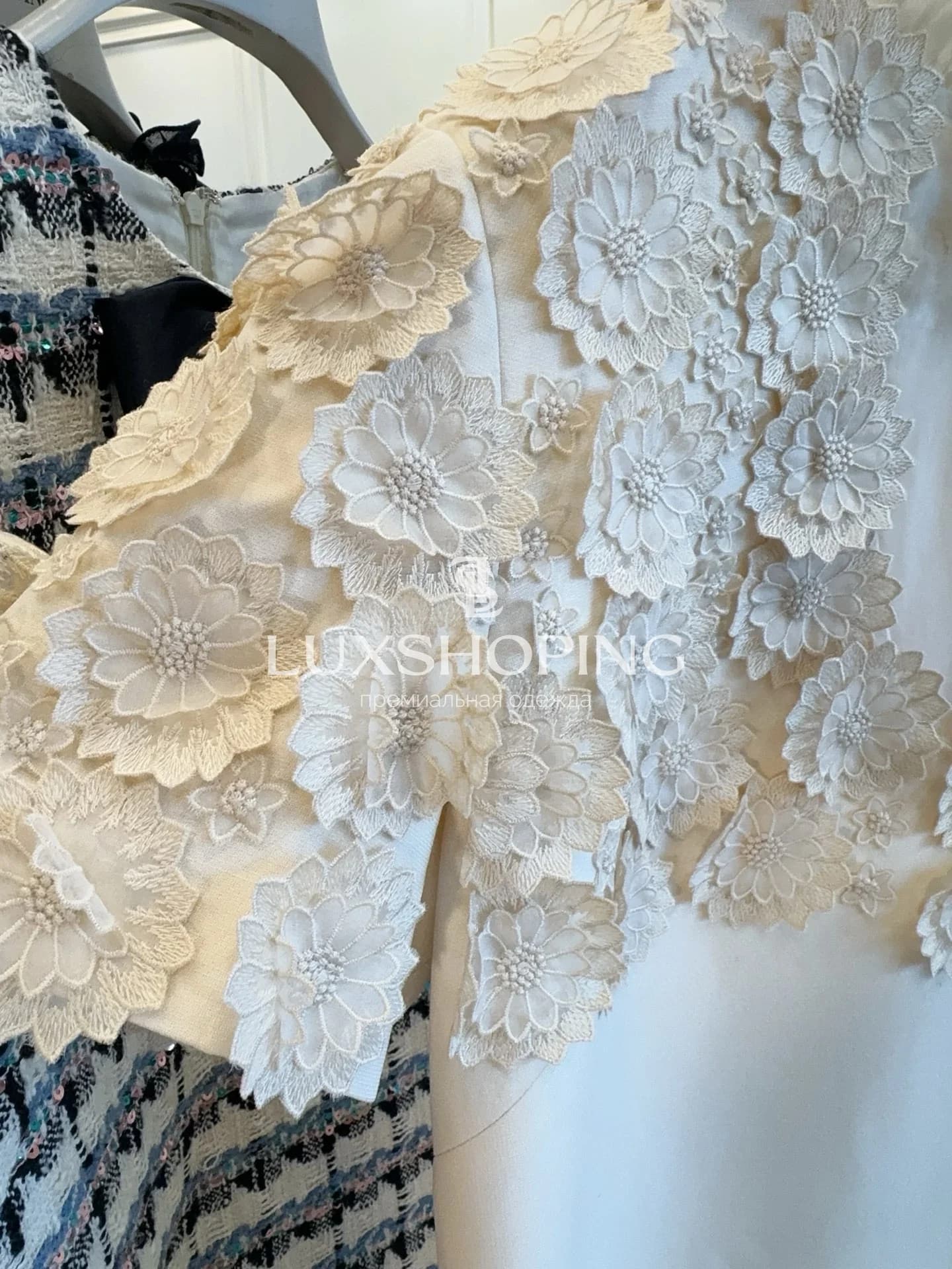 Valentino Платье из шёлково-шерстяной ткани с объёмными цветами - фото 6