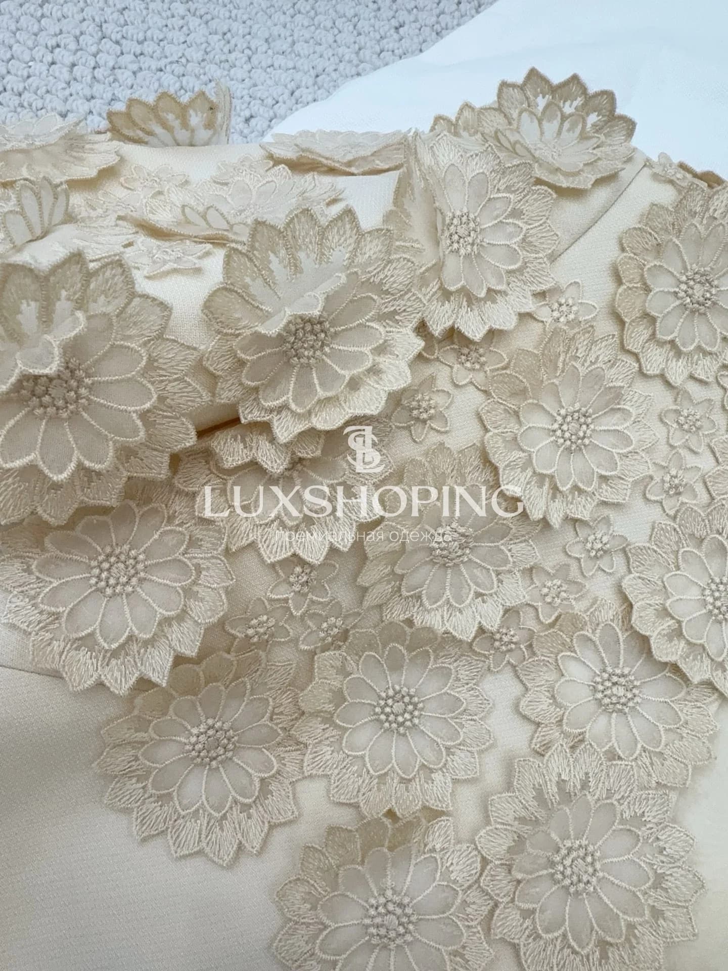 Valentino Платье из шёлково-шерстяной ткани с объёмными цветами - фото 10