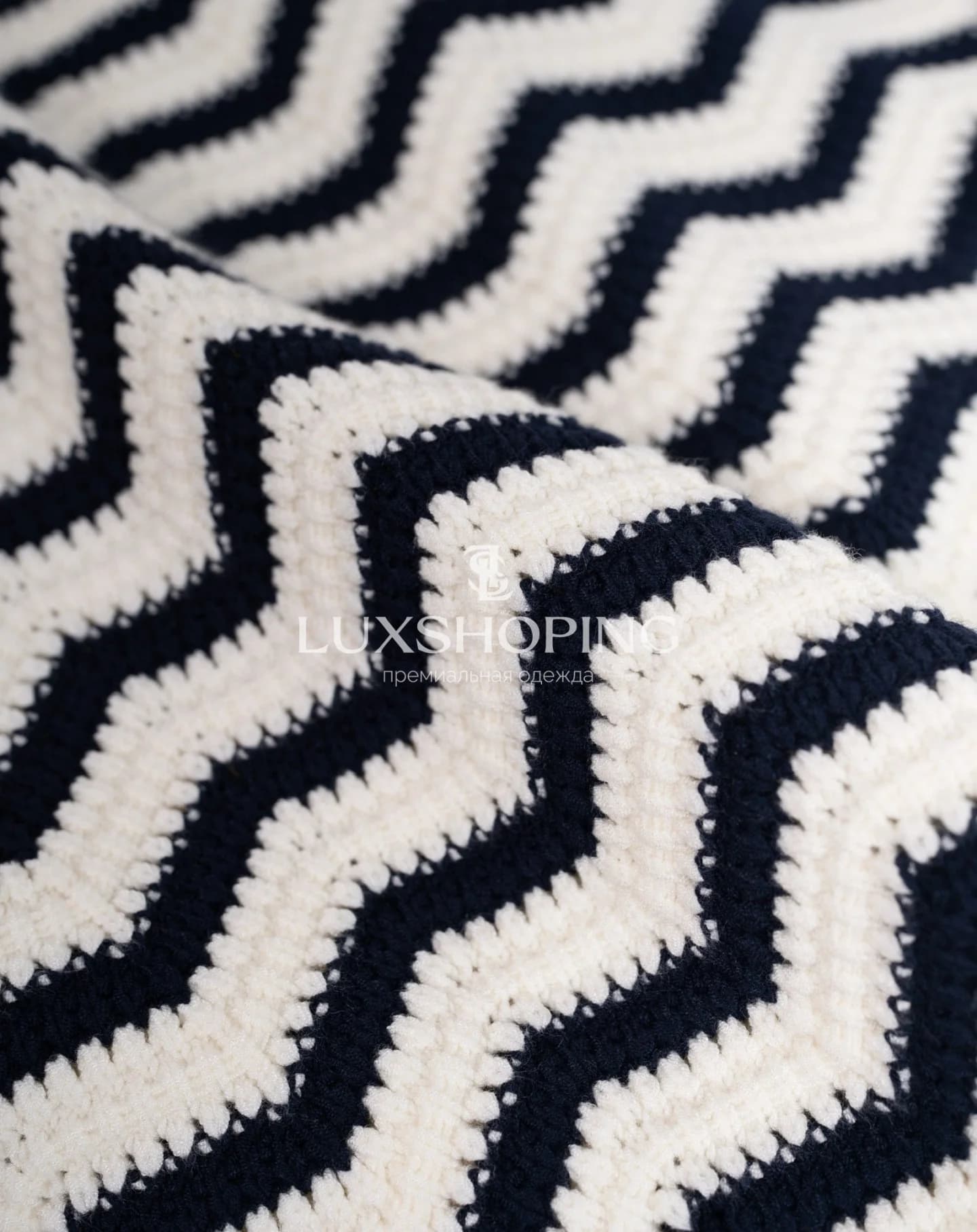 CELINE эффектный вязаный комплект из кардигана и юбки с волнистым узором - фото 11