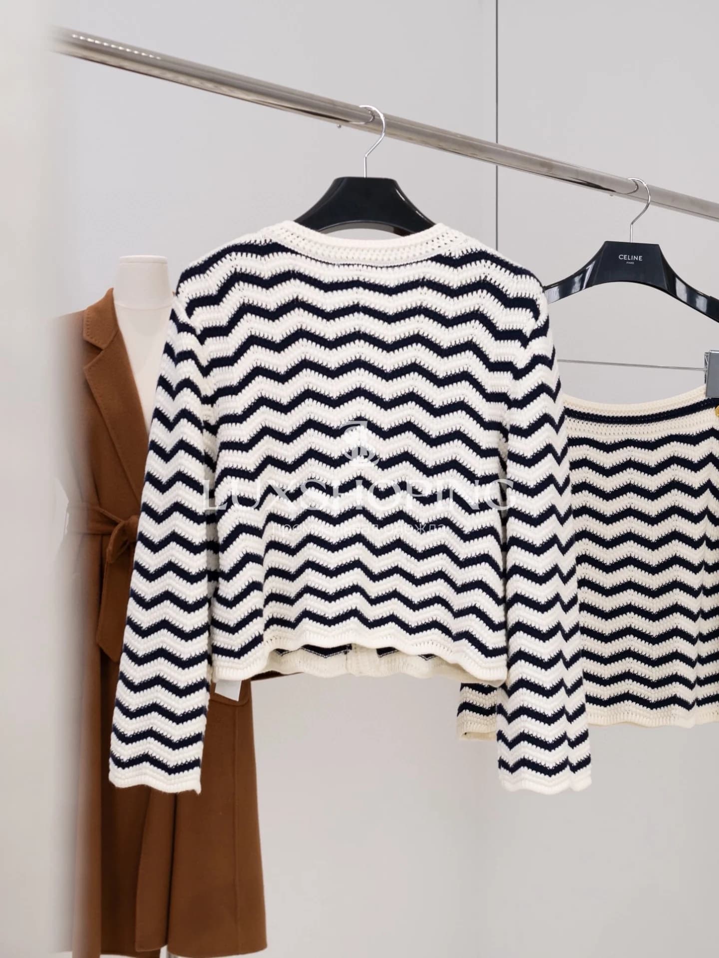CELINE эффектный вязаный комплект из кардигана и юбки с волнистым узором - фото 14