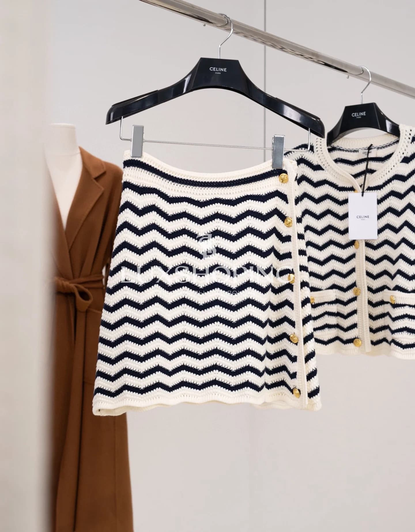 CELINE эффектный вязаный комплект из кардигана и юбки с волнистым узором - фото 16