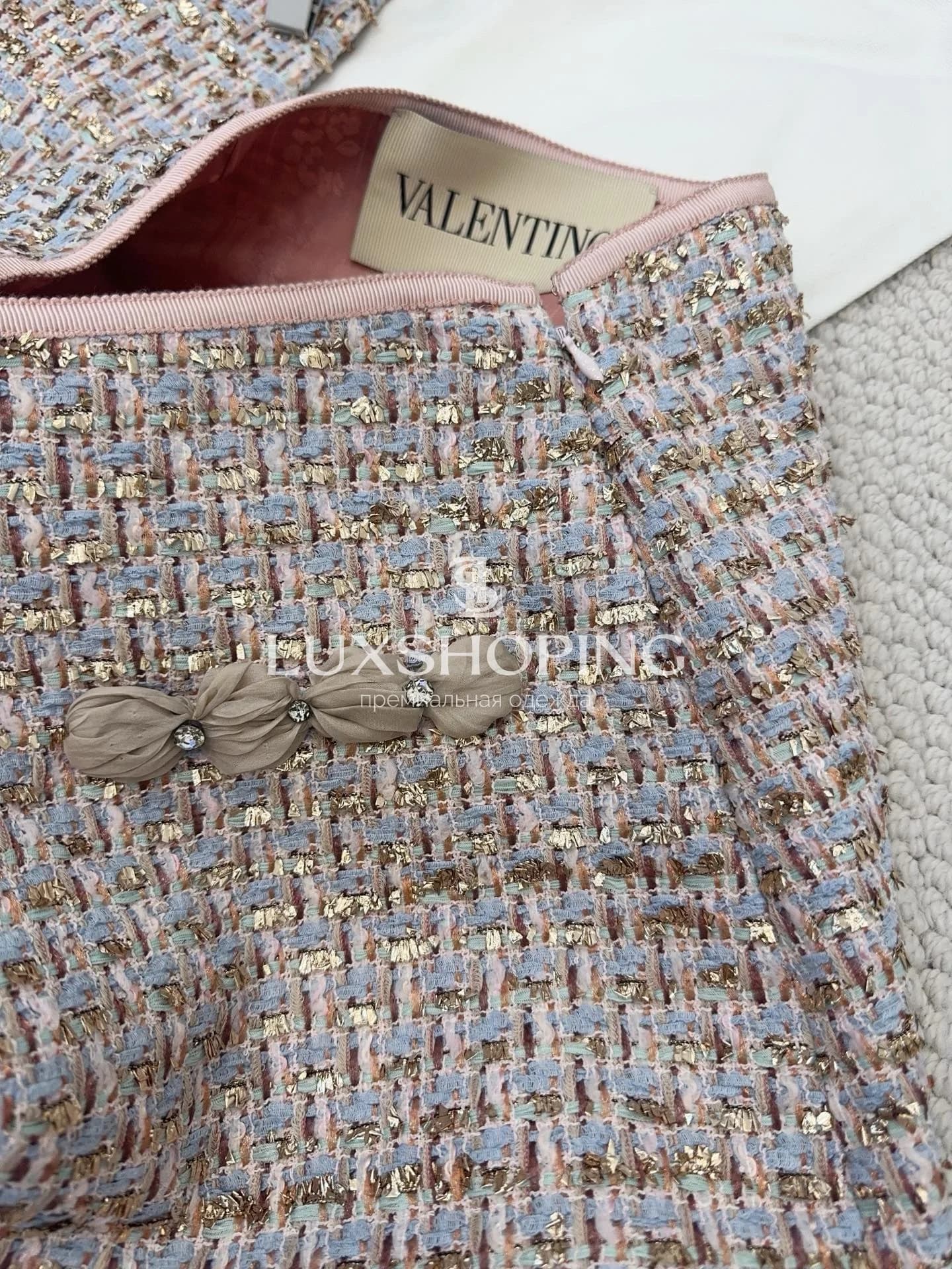Комплект Valentino: твидовая куртка с жемчужными пуговицами и юбка с бахромой - фото 16