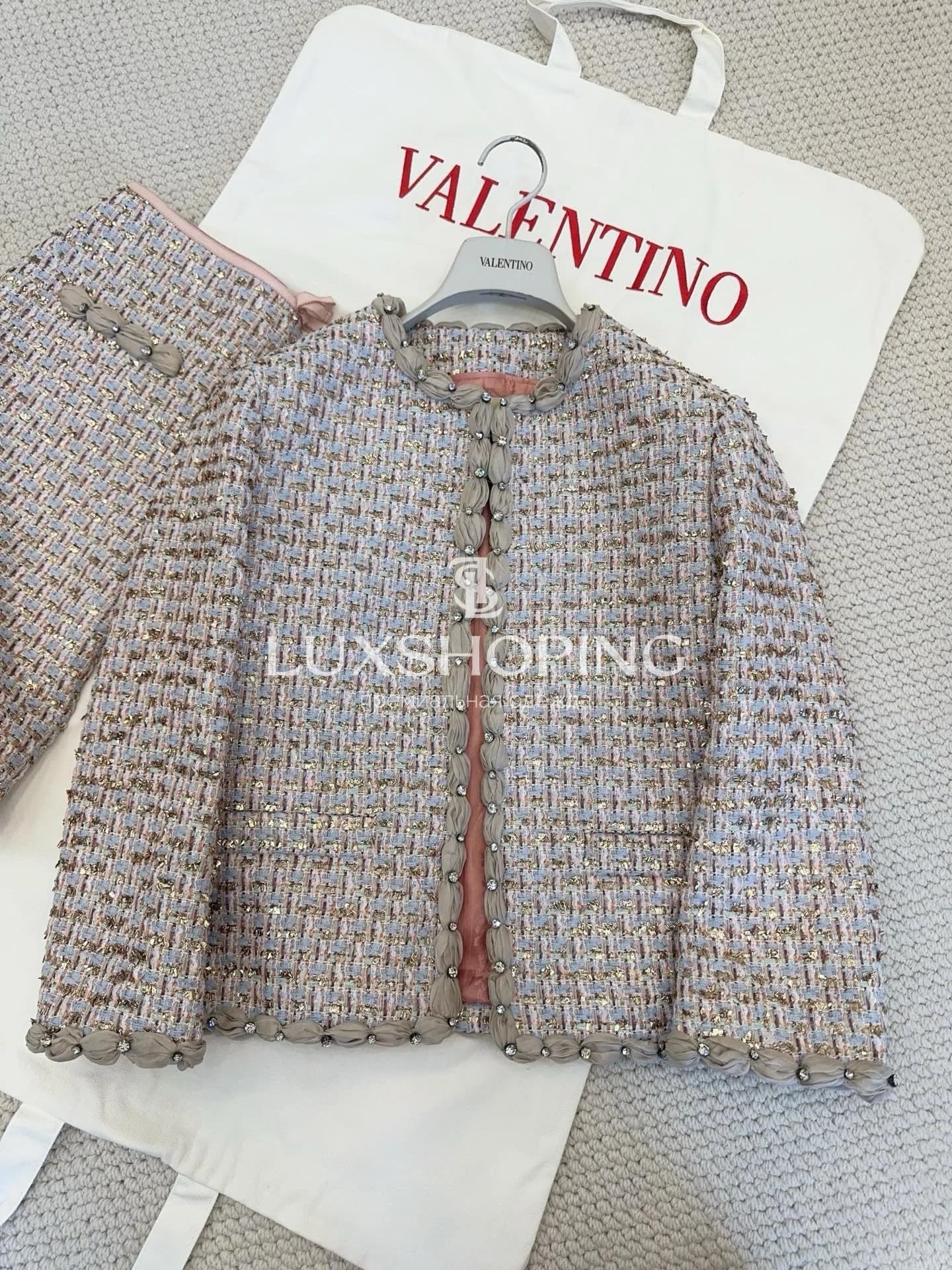 Комплект Valentino: твидовая куртка с жемчужными пуговицами и юбка с бахромой - фото 3