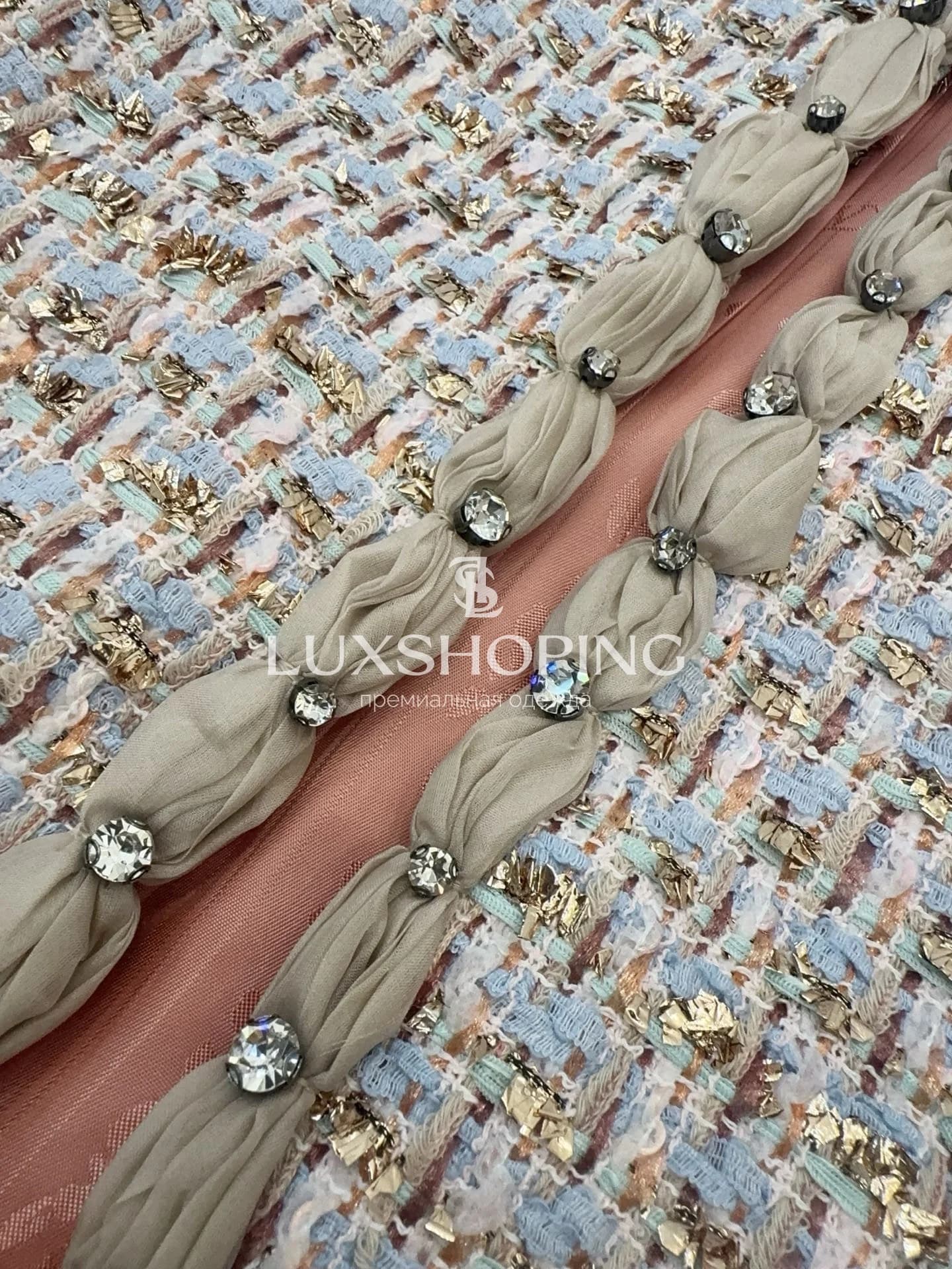 Комплект Valentino: твидовая куртка с жемчужными пуговицами и юбка с бахромой - фото 6