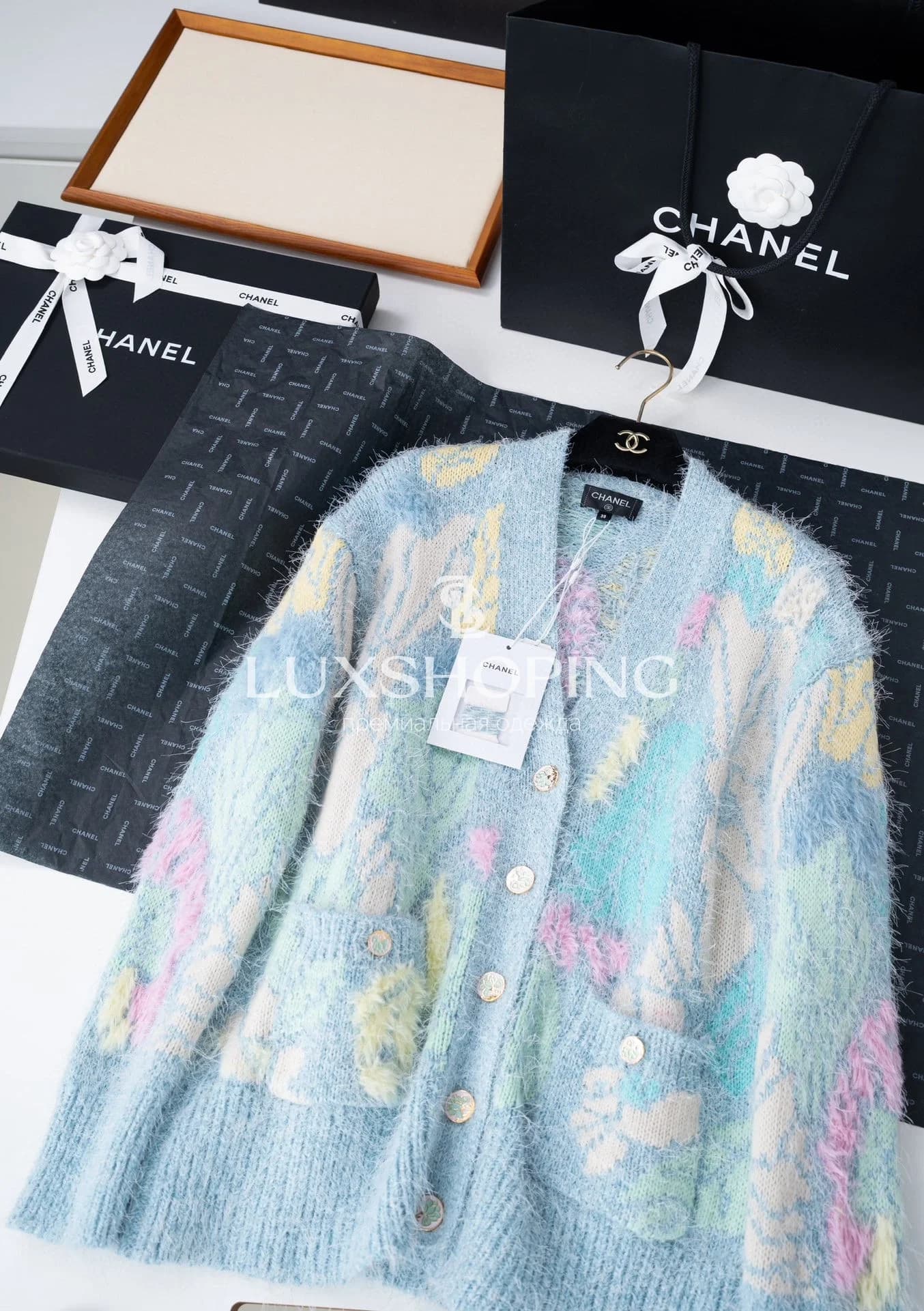 Chanel кардиган из коллекции Métiers d’Art - фото 10