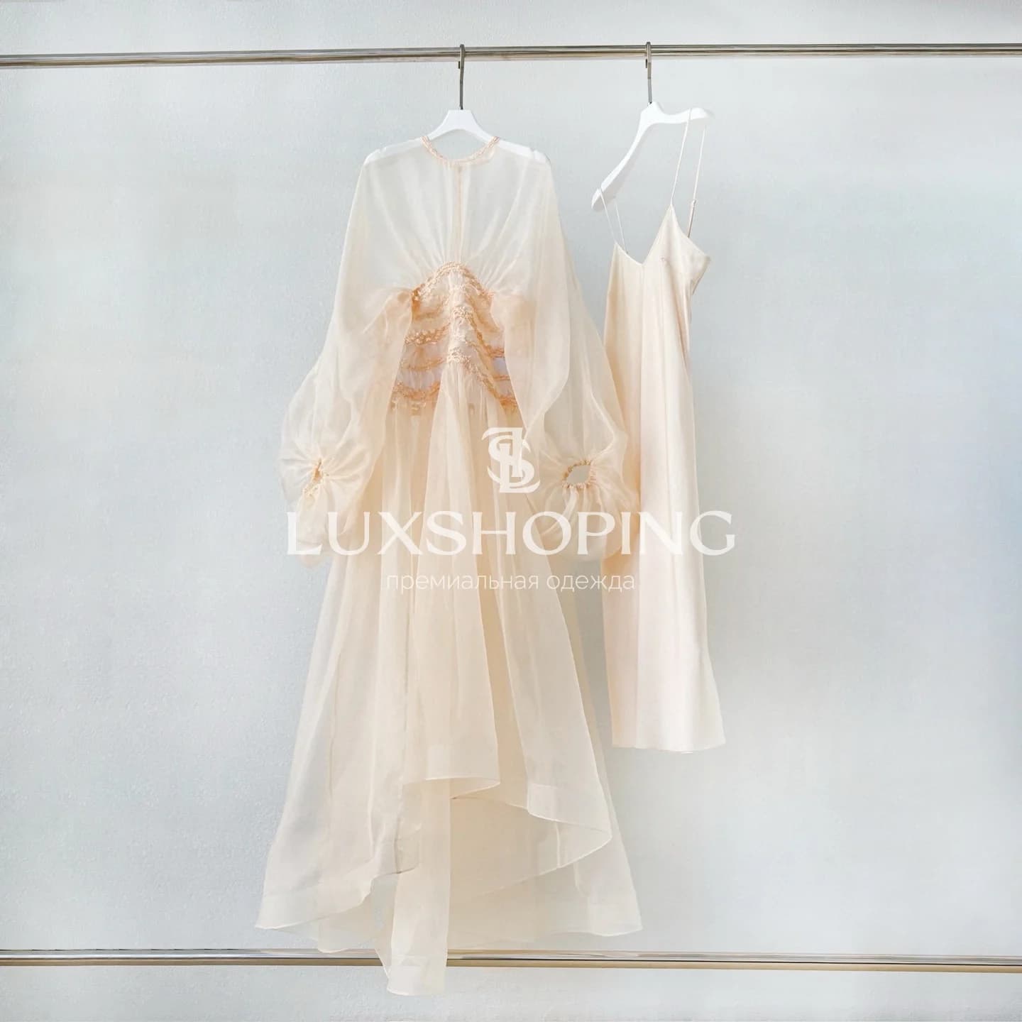 Zimmermann Платье Illuminate из шелковой органзы с плиссировкой и отделкой из макраме - фото 14