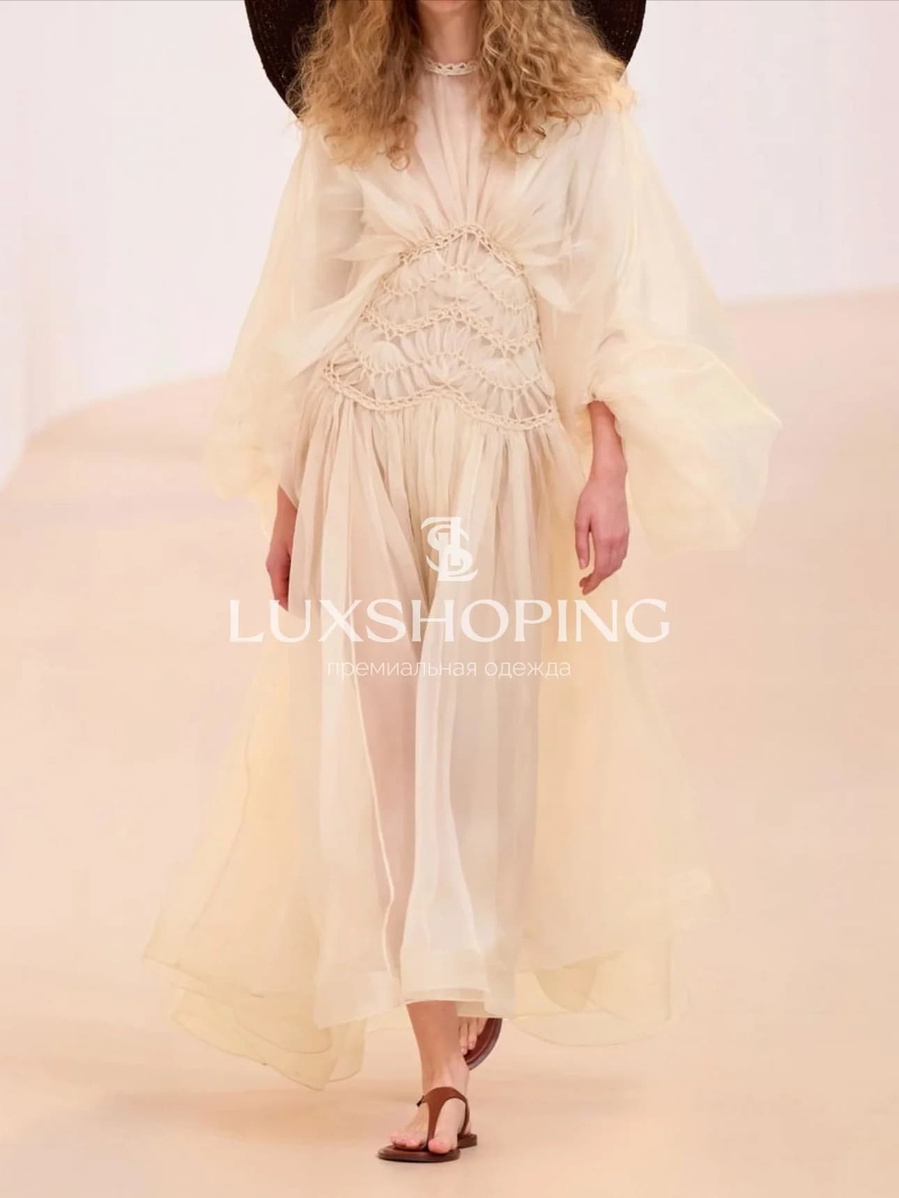 Zimmermann Платье Illuminate из шелковой органзы с плиссировкой и отделкой из макраме - фото 4