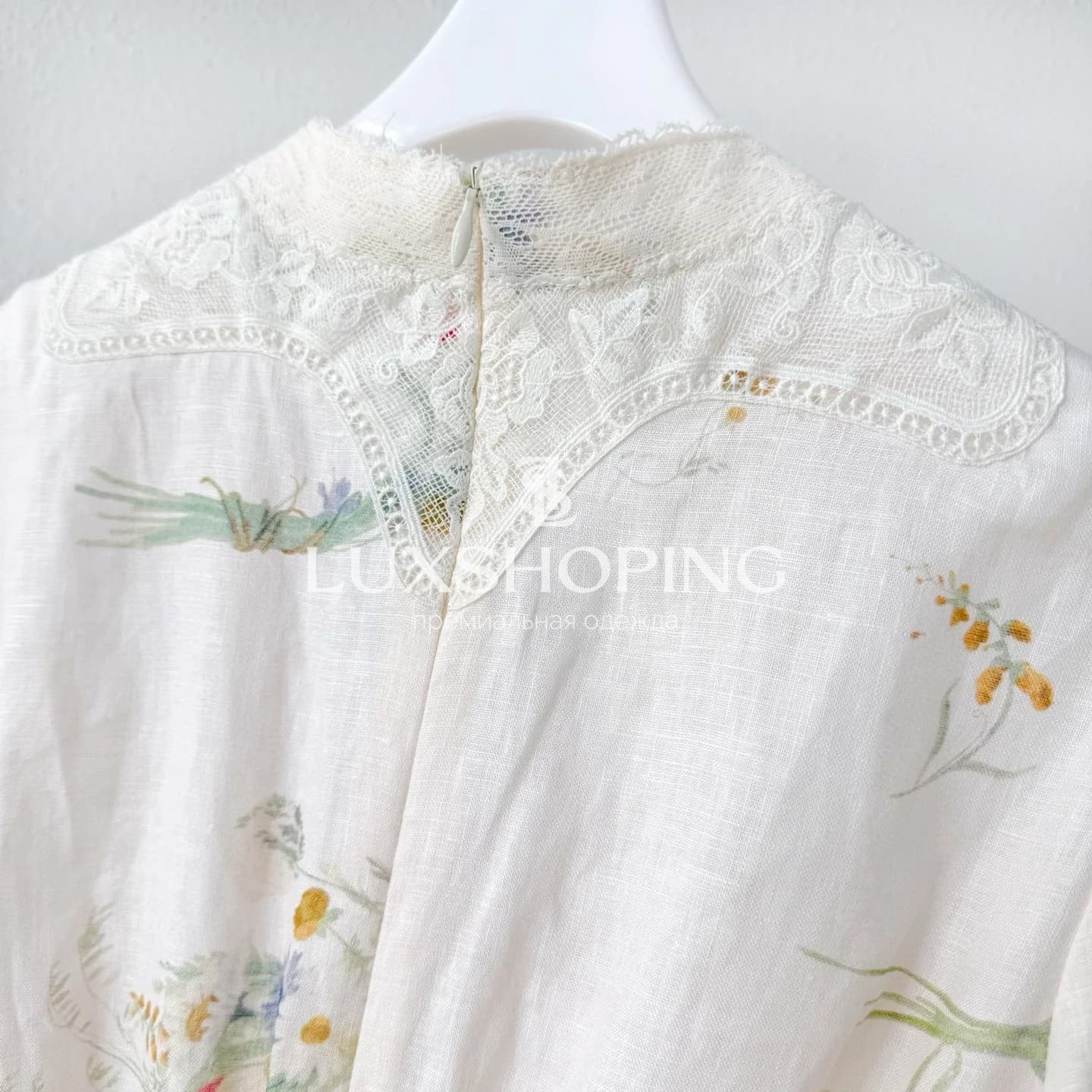 Zimmermann — Платье миди The Lucky Lace Plunge с цветочным принтом - фото 11