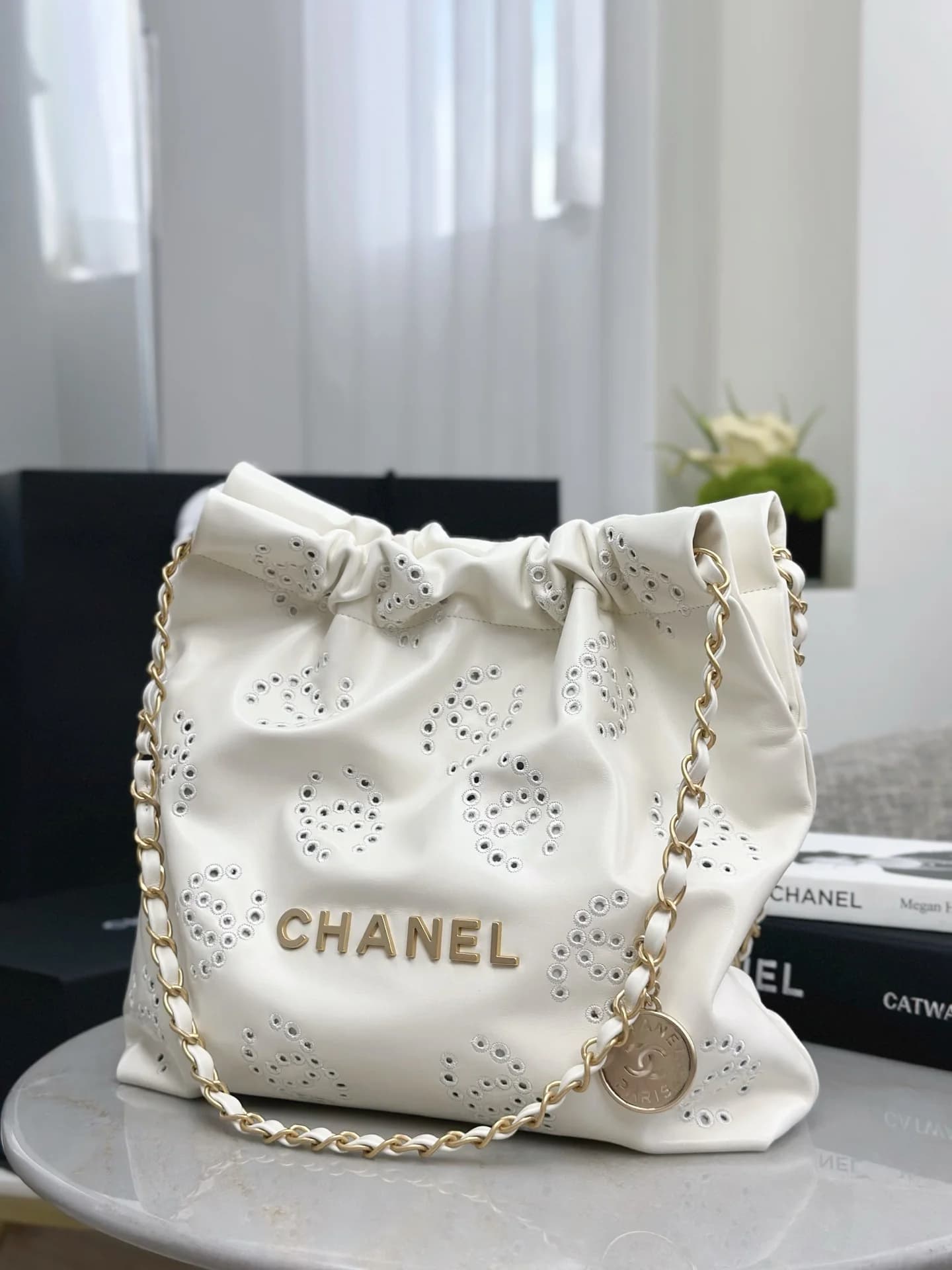 Сумка Chanel белая ажурная 22 Bag 35х37х7 см - фото 3