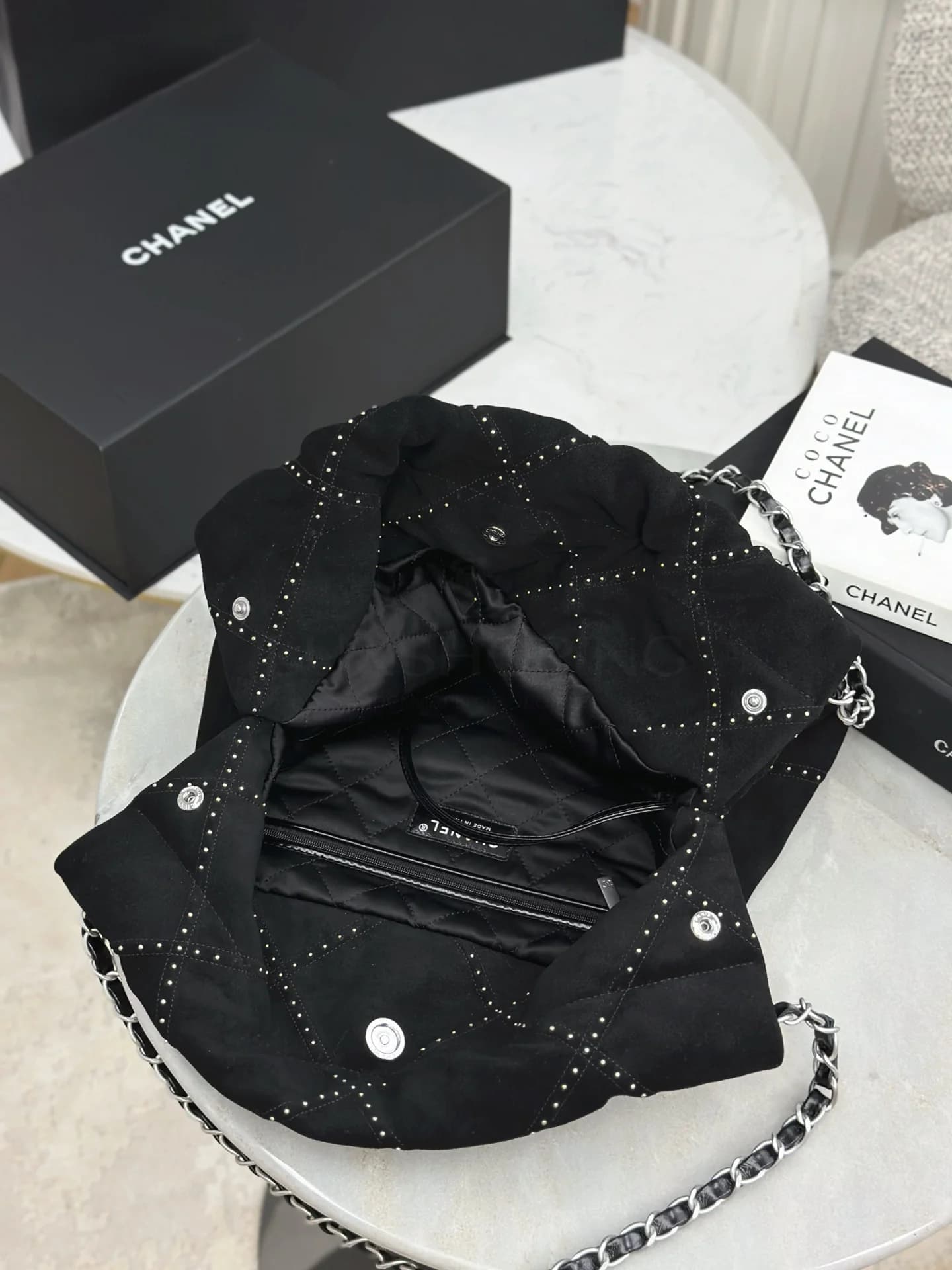 Сумка Chanel 22 Bag в черной замше 35х37х7 см - фото 9