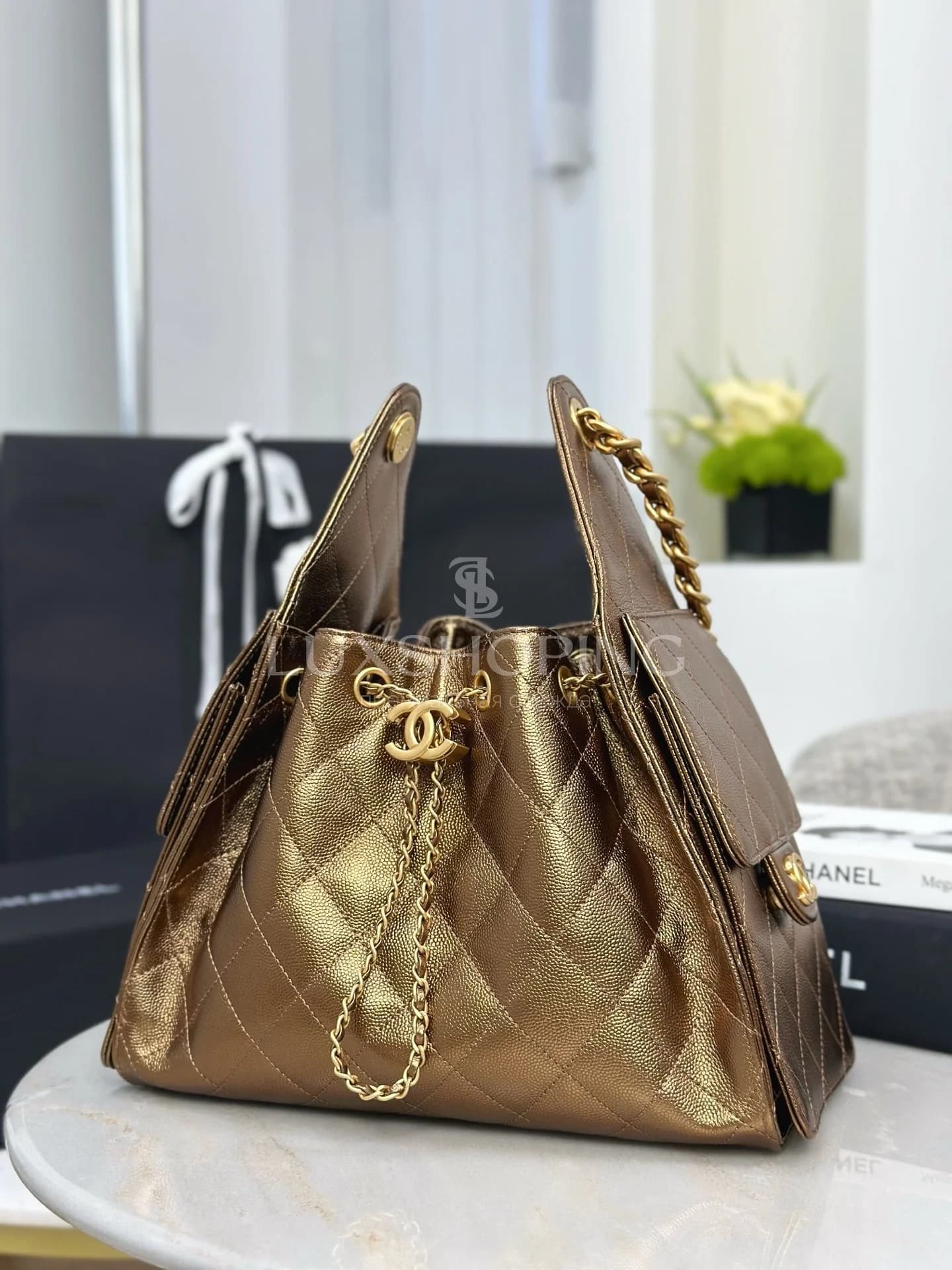 CHANEL 25C сумка-хобо 30×26×14 см золотая - фото 2