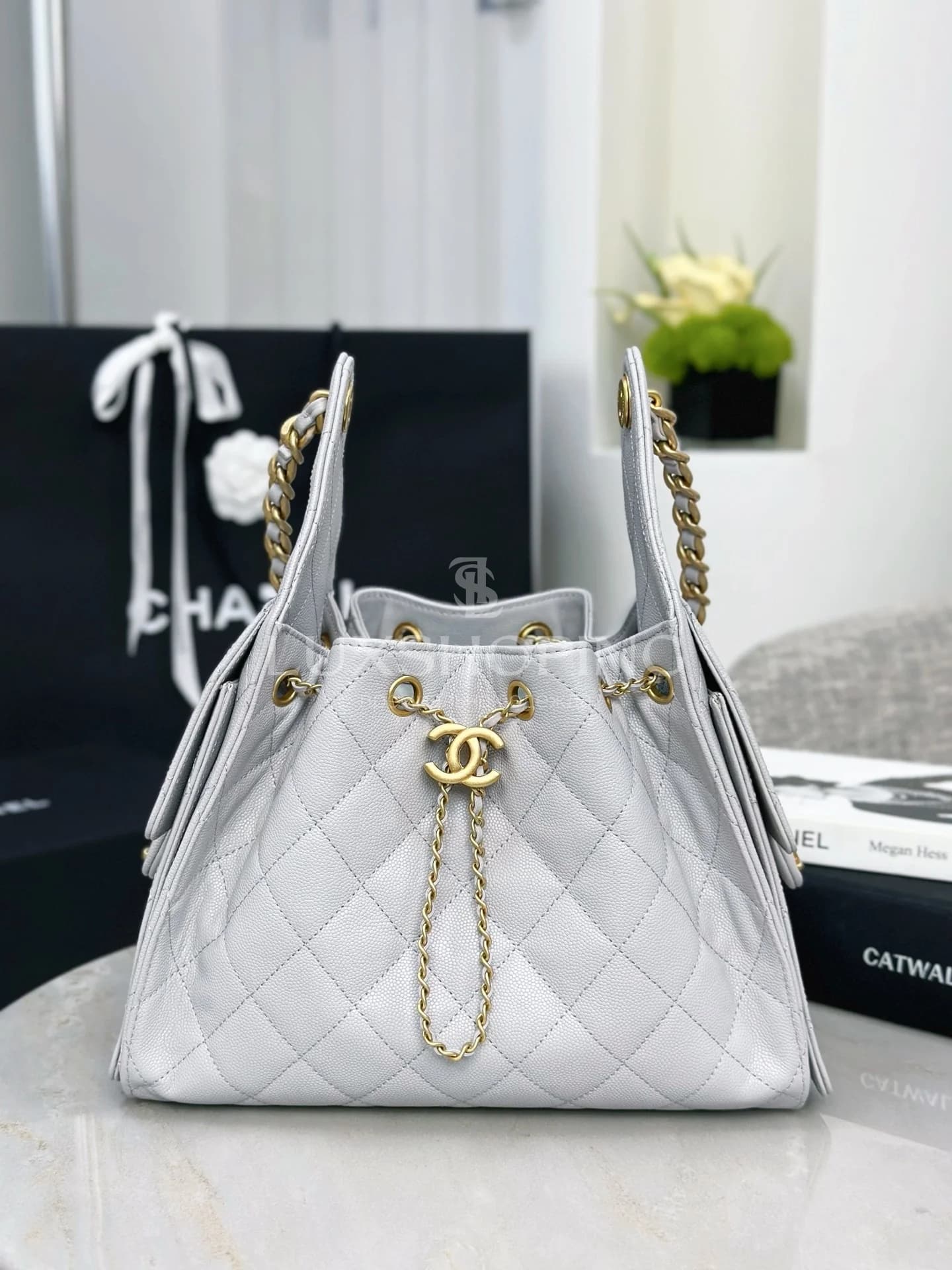 CHANEL 25C сумка-хобо 30×26×14 см белая - фото 3