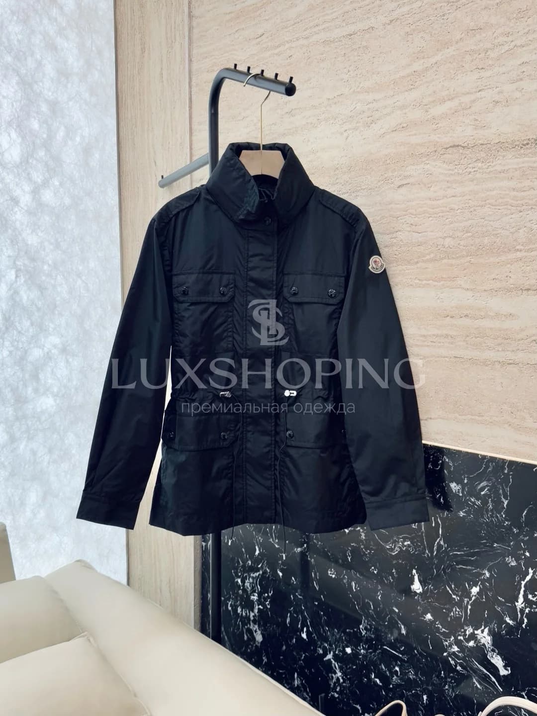 Moncler — Женская куртка с поясом и высоким воротником - фото 2