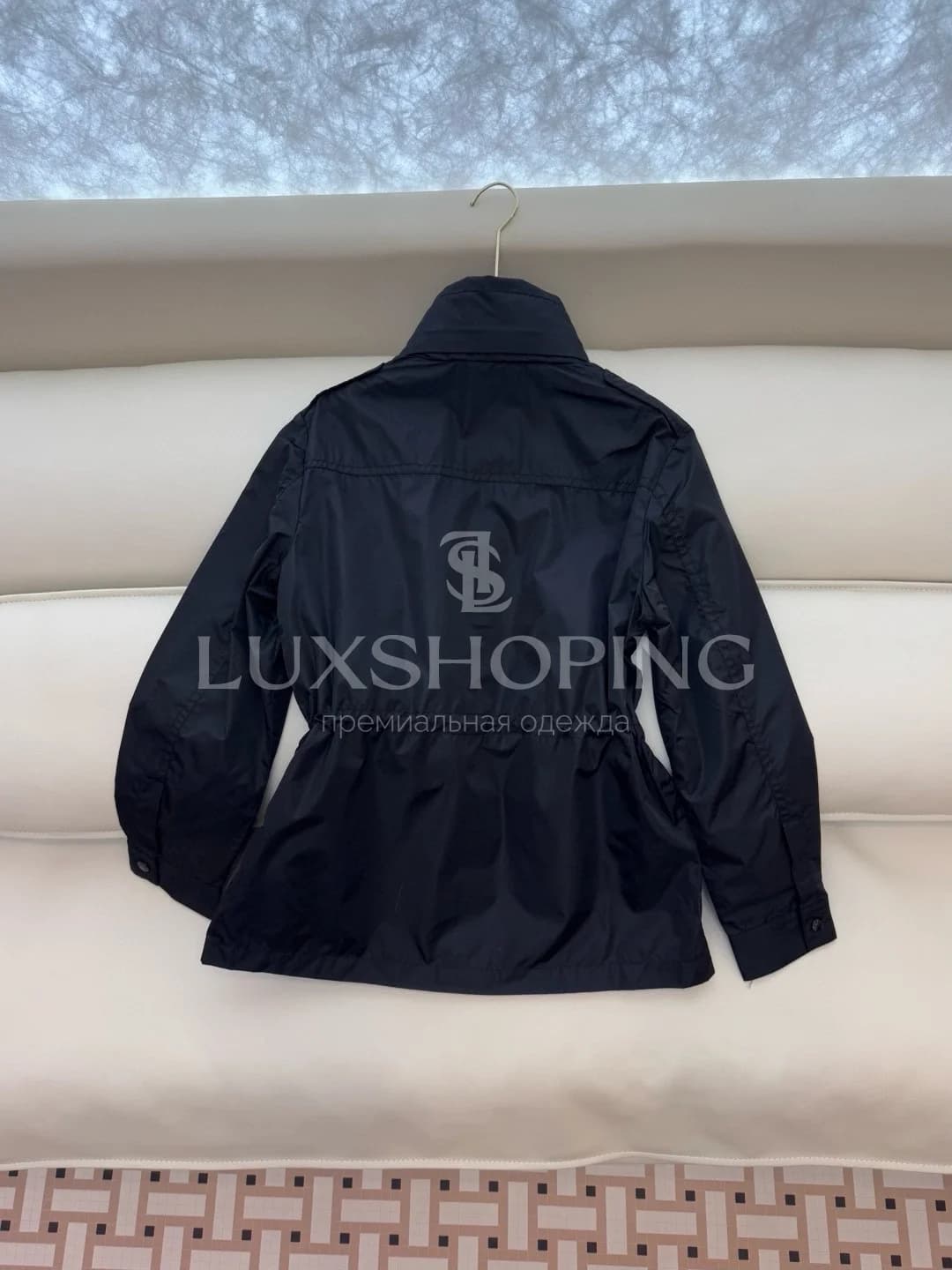 Moncler — Женская куртка с поясом и высоким воротником - фото 5