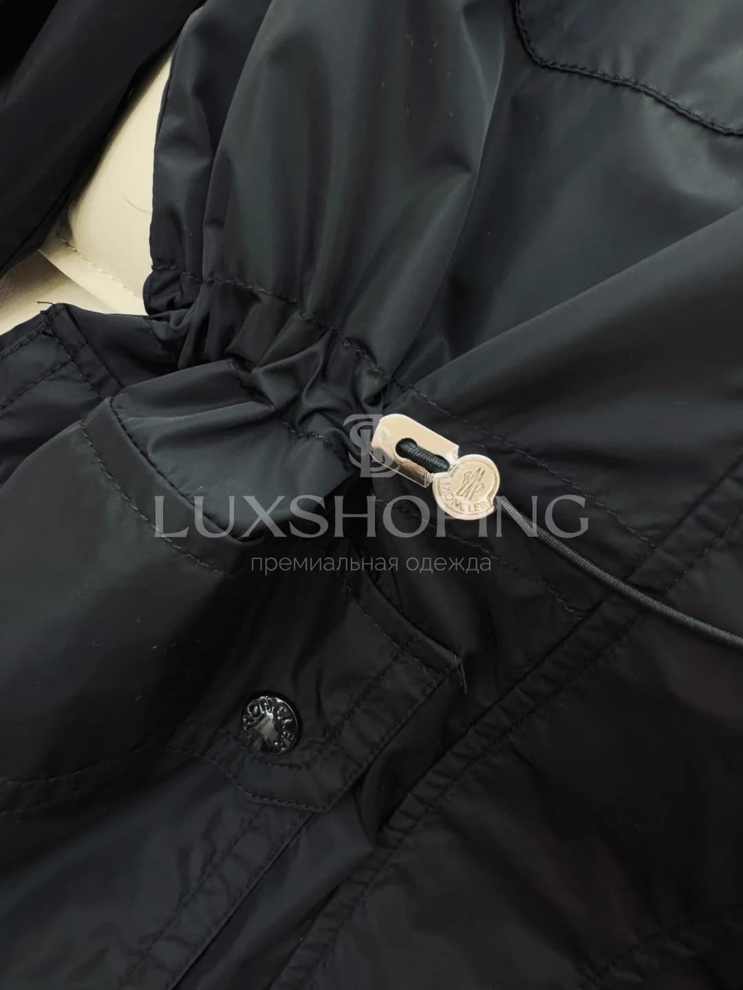 Moncler — Женская куртка с поясом и высоким воротником - фото 8