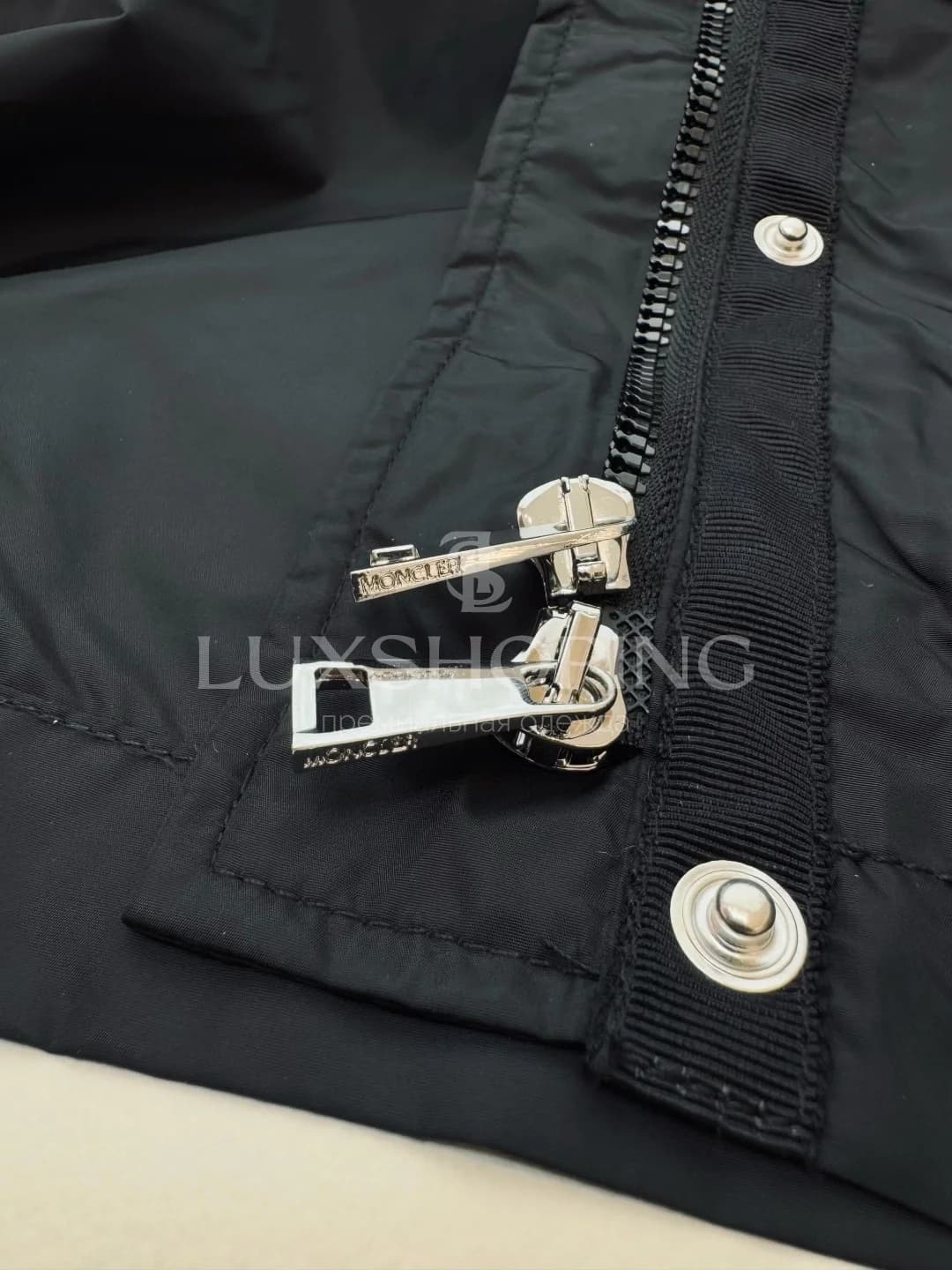 Moncler — Женская куртка с поясом и высоким воротником - фото 9