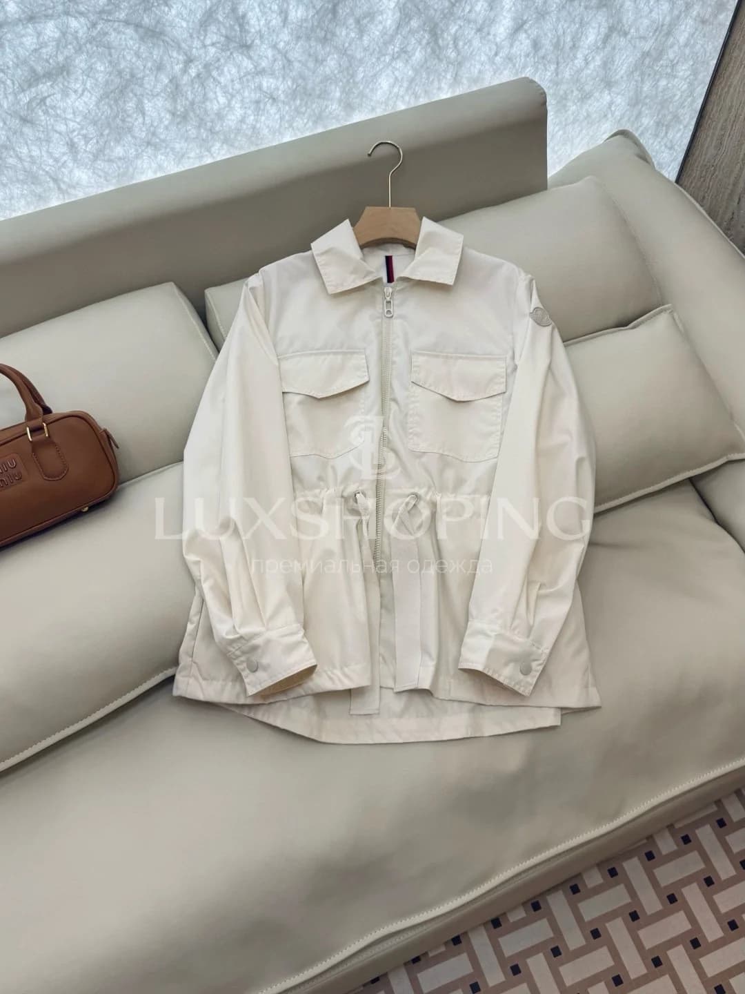 Moncler белая короткая куртка с поясом - фото 4