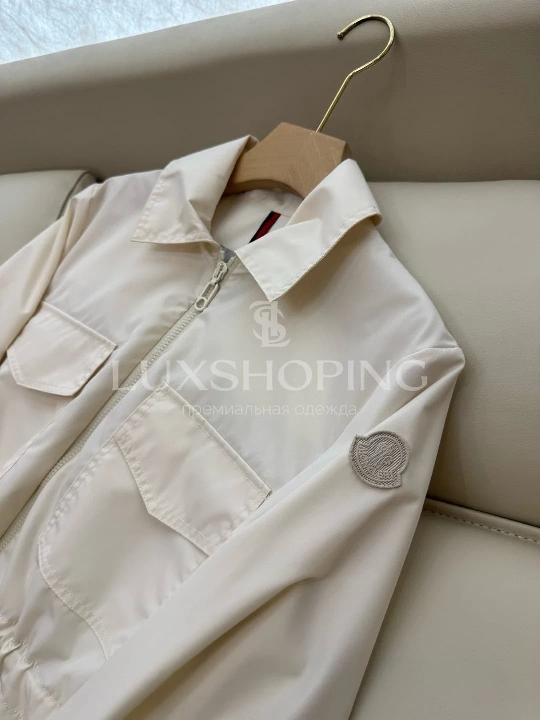 Moncler белая короткая куртка с поясом - фото 7