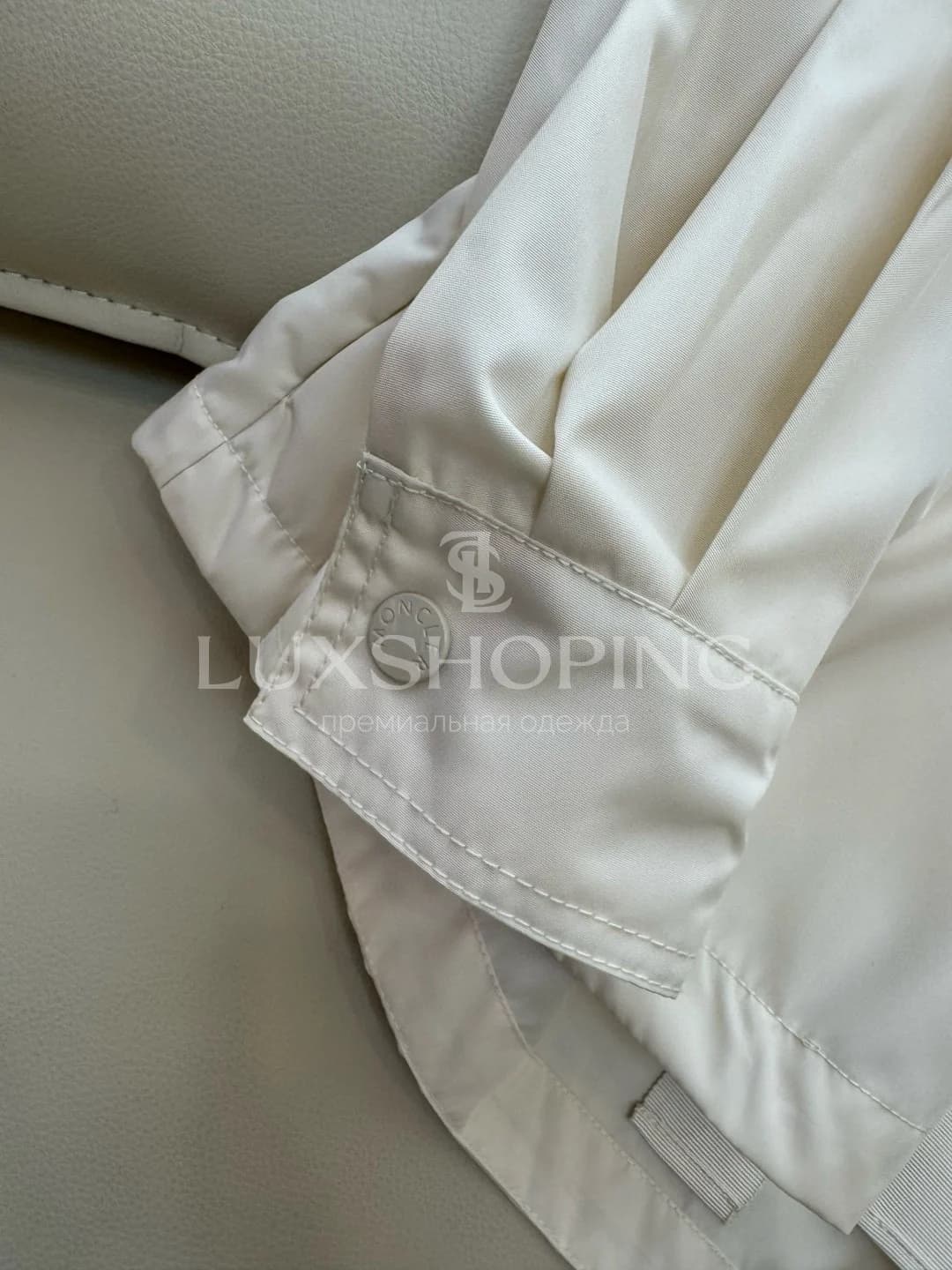 Moncler белая короткая куртка с поясом - фото 9