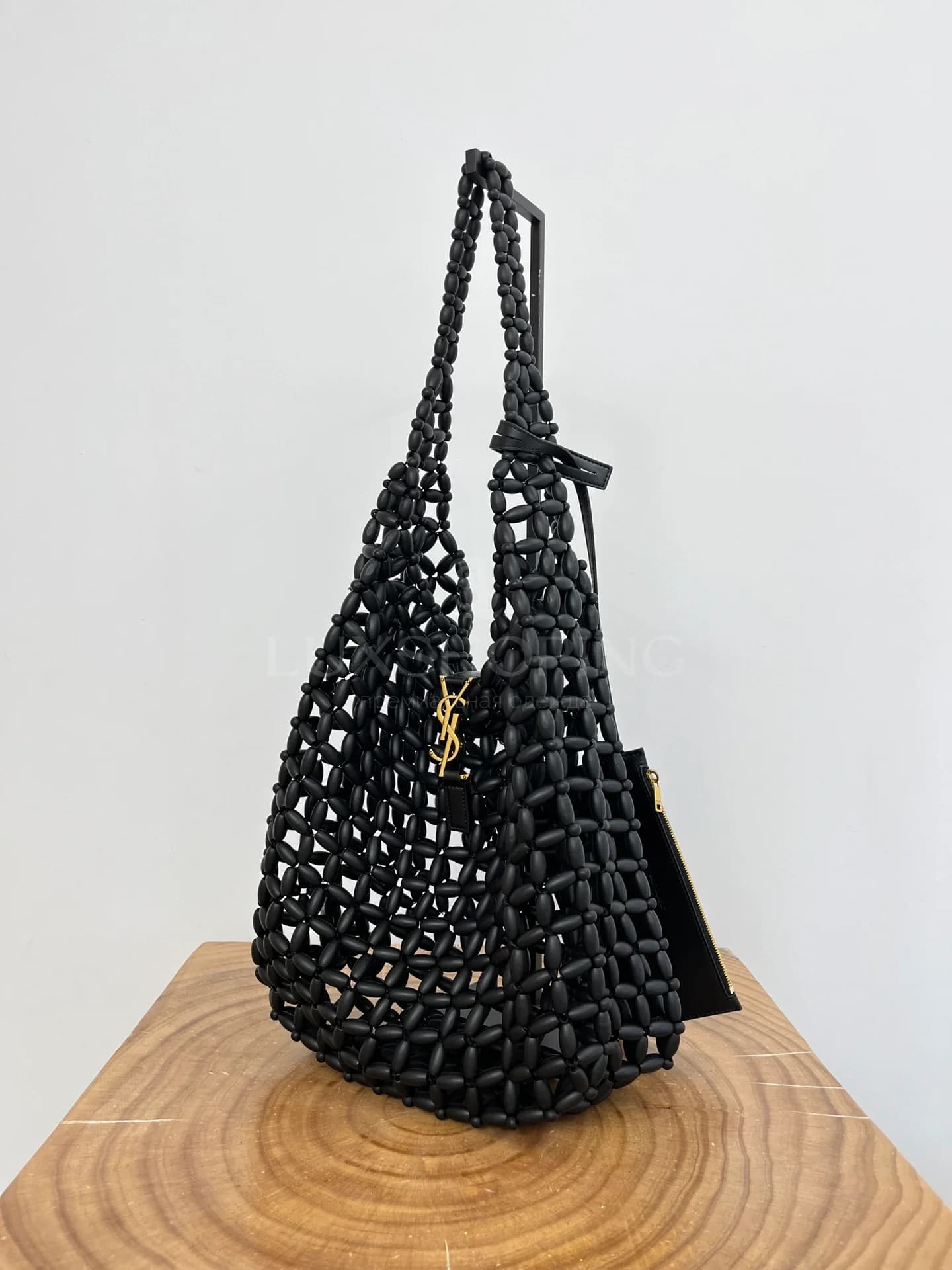Сумка YSL Hobo из деревянных бусин 30×35×10 см черная - фото 3