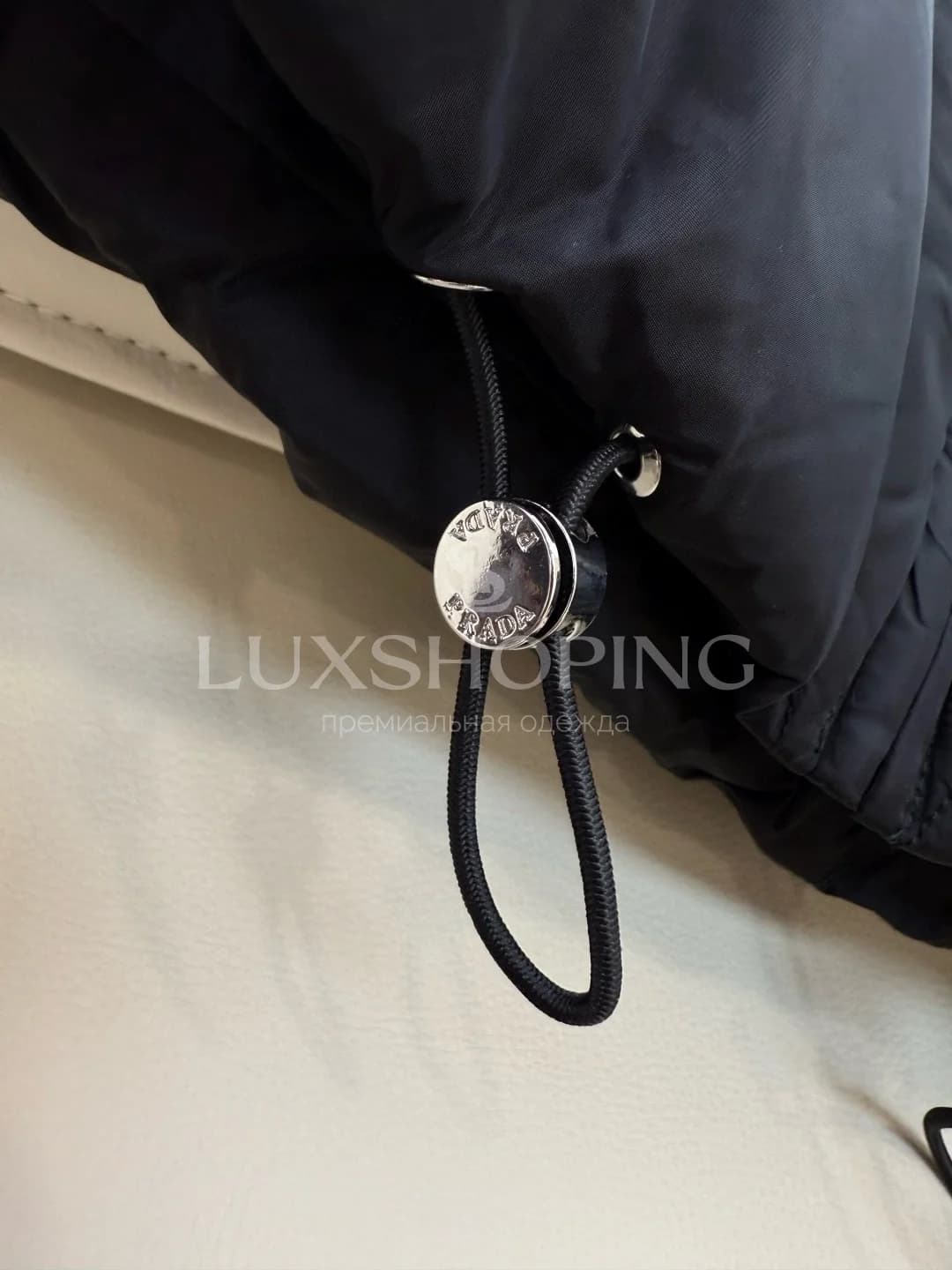 Prada | Утепленная укороченная куртка-пуховик 90% белый гусиный пух - фото 9