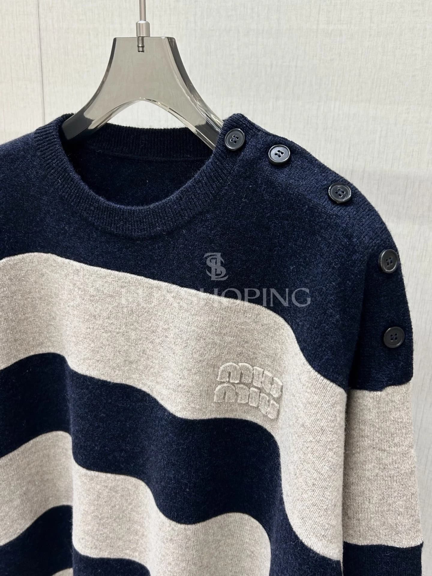 MIU MIU Вязаный свитер в полоску с пуговицами на плече, унисекс, коллекция 25FW - фото 2