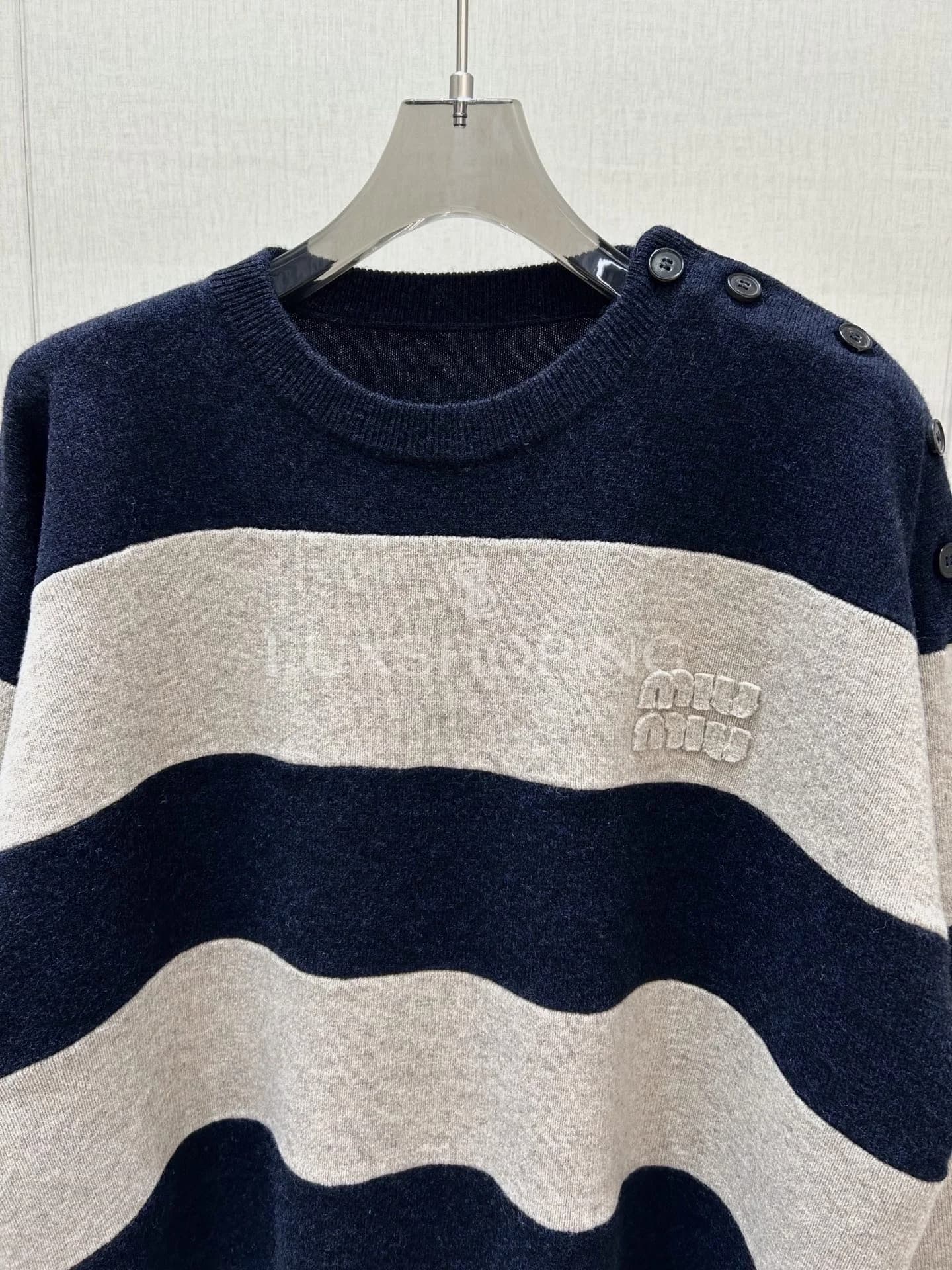 MIU MIU Вязаный свитер в полоску с пуговицами на плече, унисекс, коллекция 25FW - фото 4