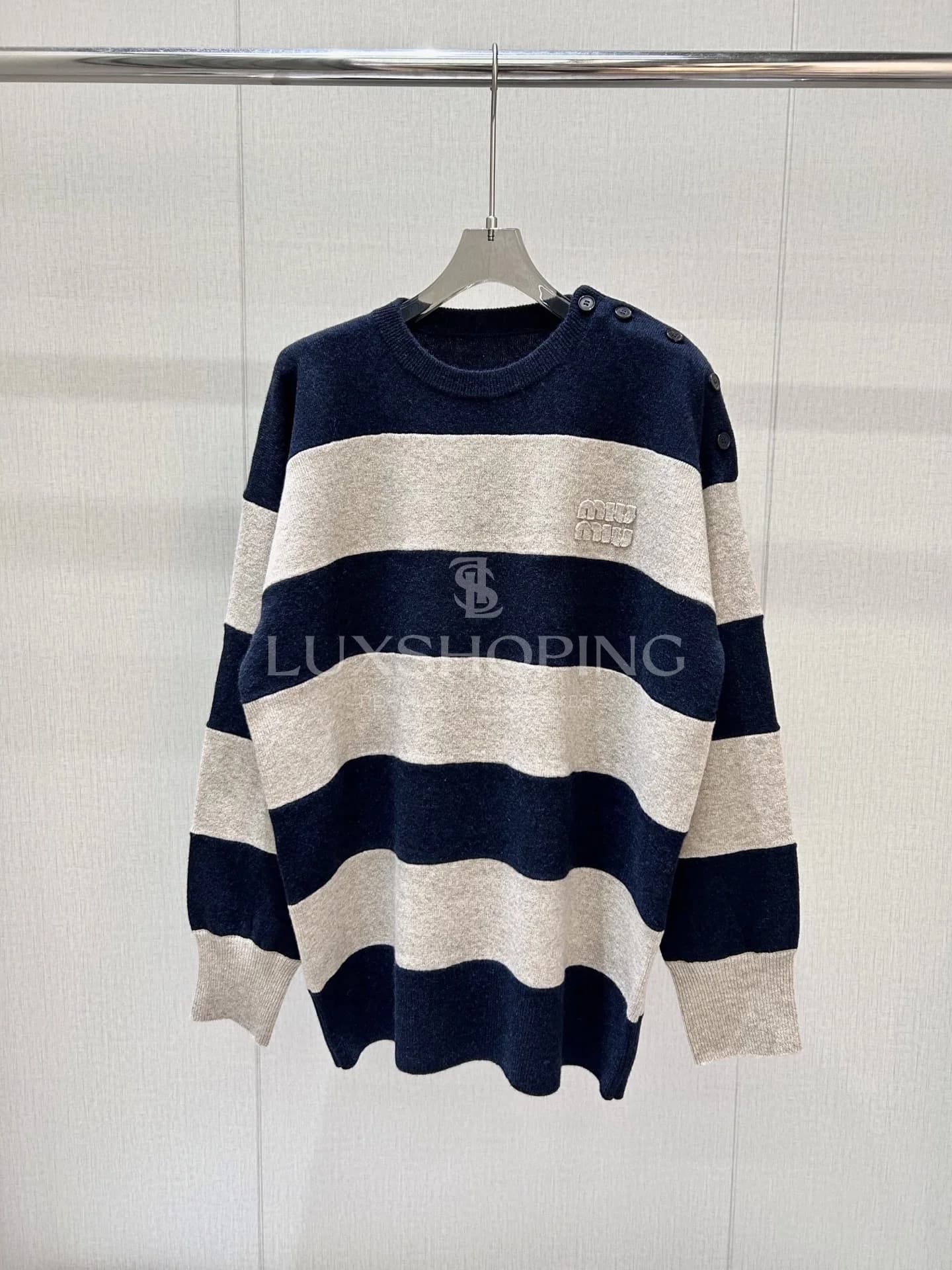 MIU MIU Вязаный свитер в полоску с пуговицами на плече, унисекс, коллекция 25FW - фото 5