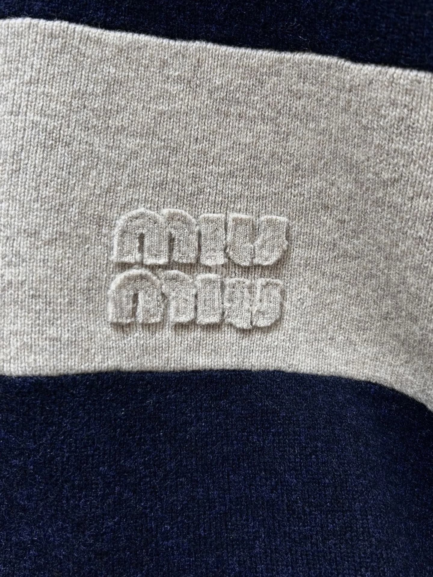 MIU MIU Вязаный свитер в полоску с пуговицами на плече, унисекс, коллекция 25FW - фото 6