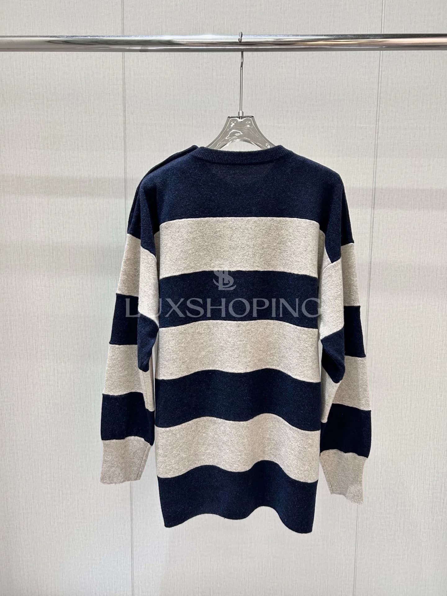 MIU MIU Вязаный свитер в полоску с пуговицами на плече, унисекс, коллекция 25FW - фото 8