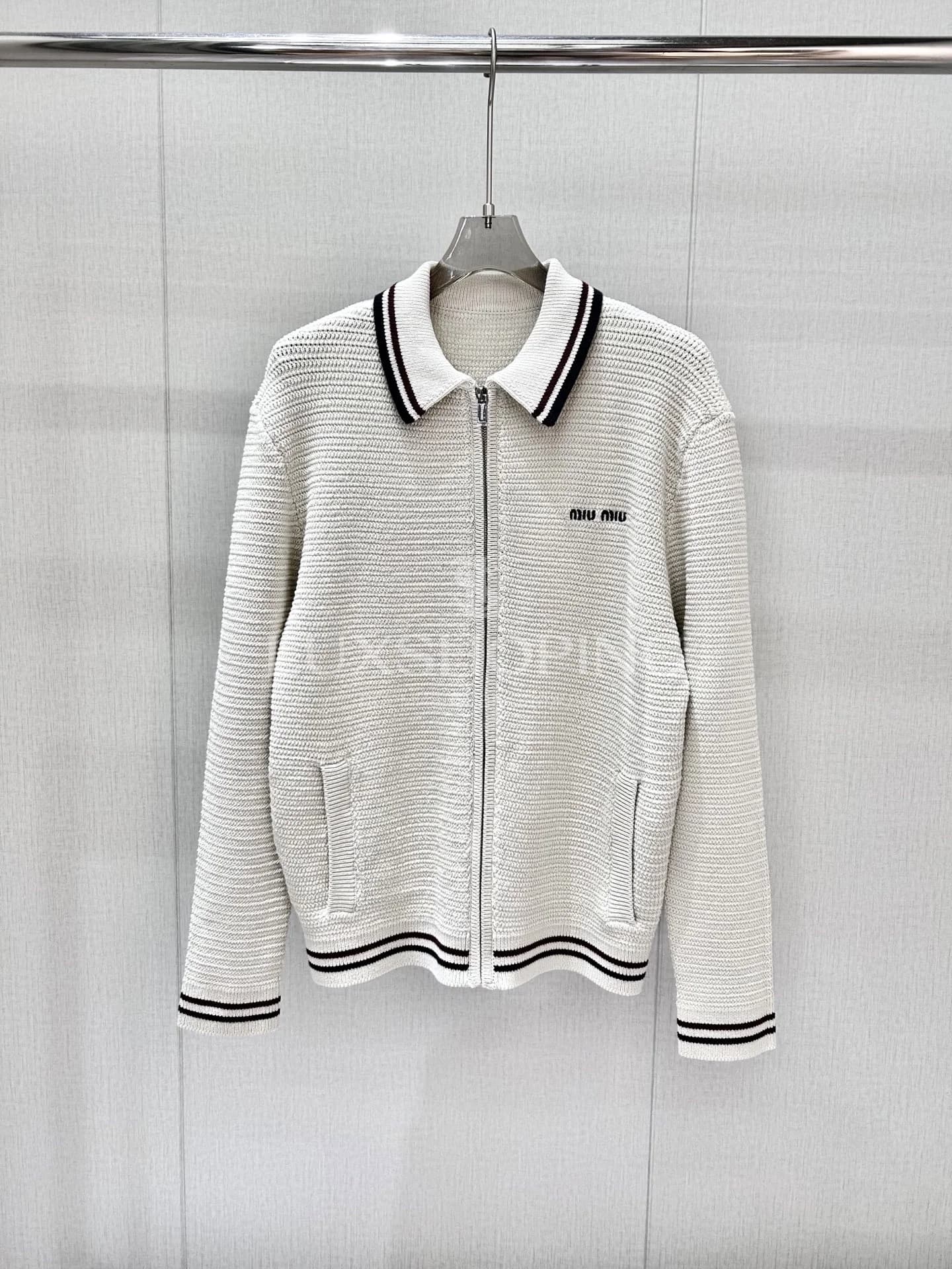 MIU MIU Кардиган в академическом стиле с контрастной отделкой, коллекция 25FW - фото 2