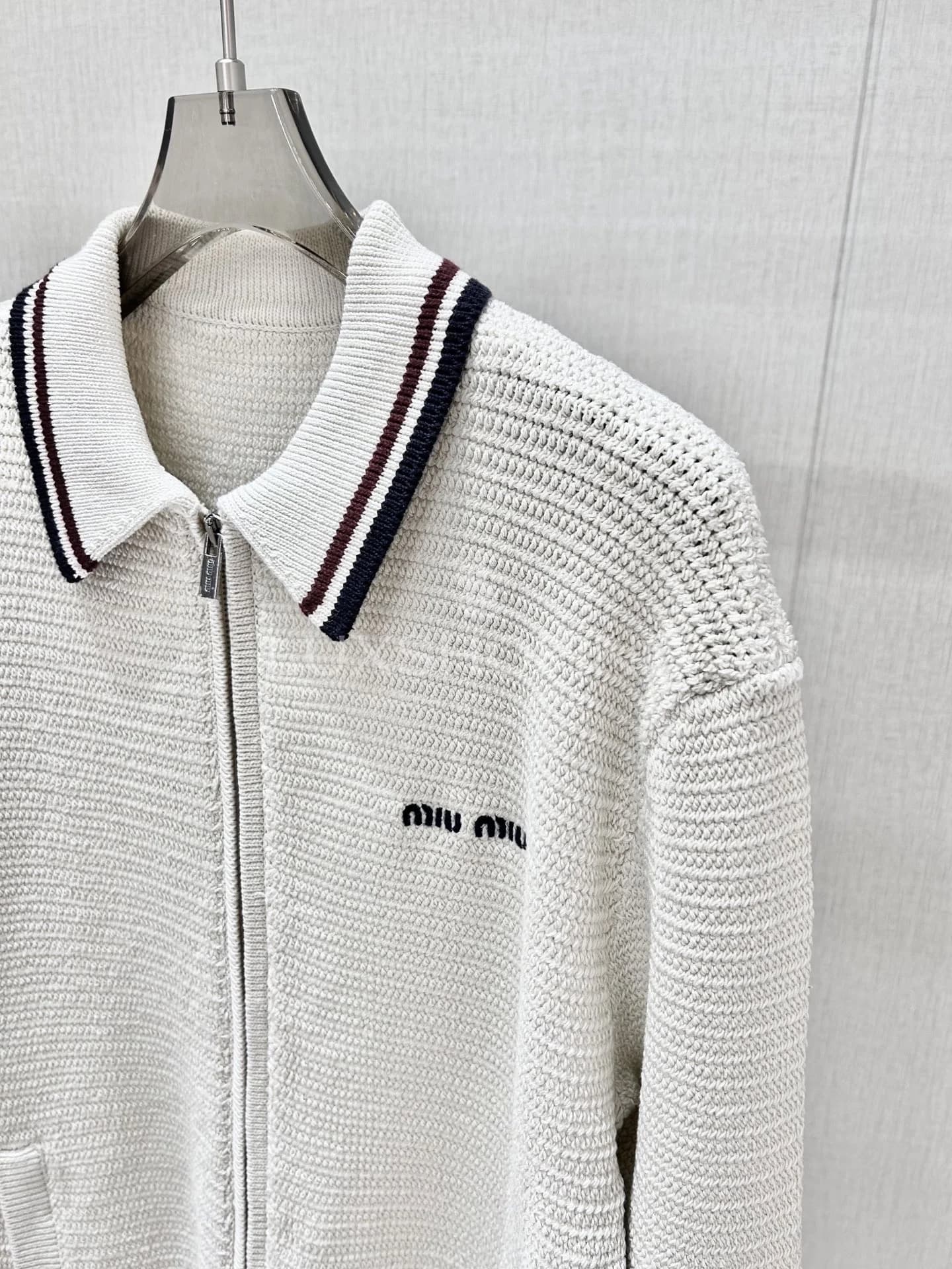 MIU MIU Кардиган в академическом стиле с контрастной отделкой, коллекция 25FW - фото 5