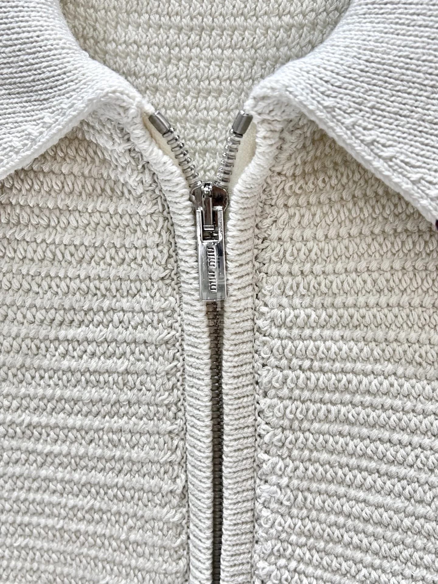 MIU MIU Кардиган в академическом стиле с контрастной отделкой, коллекция 25FW - фото 7