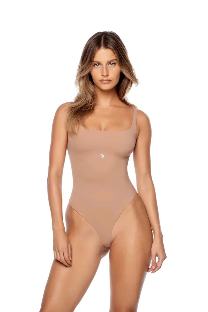 БОДИ С КВАДРАТНЫМ ВЫРЕЗОМ