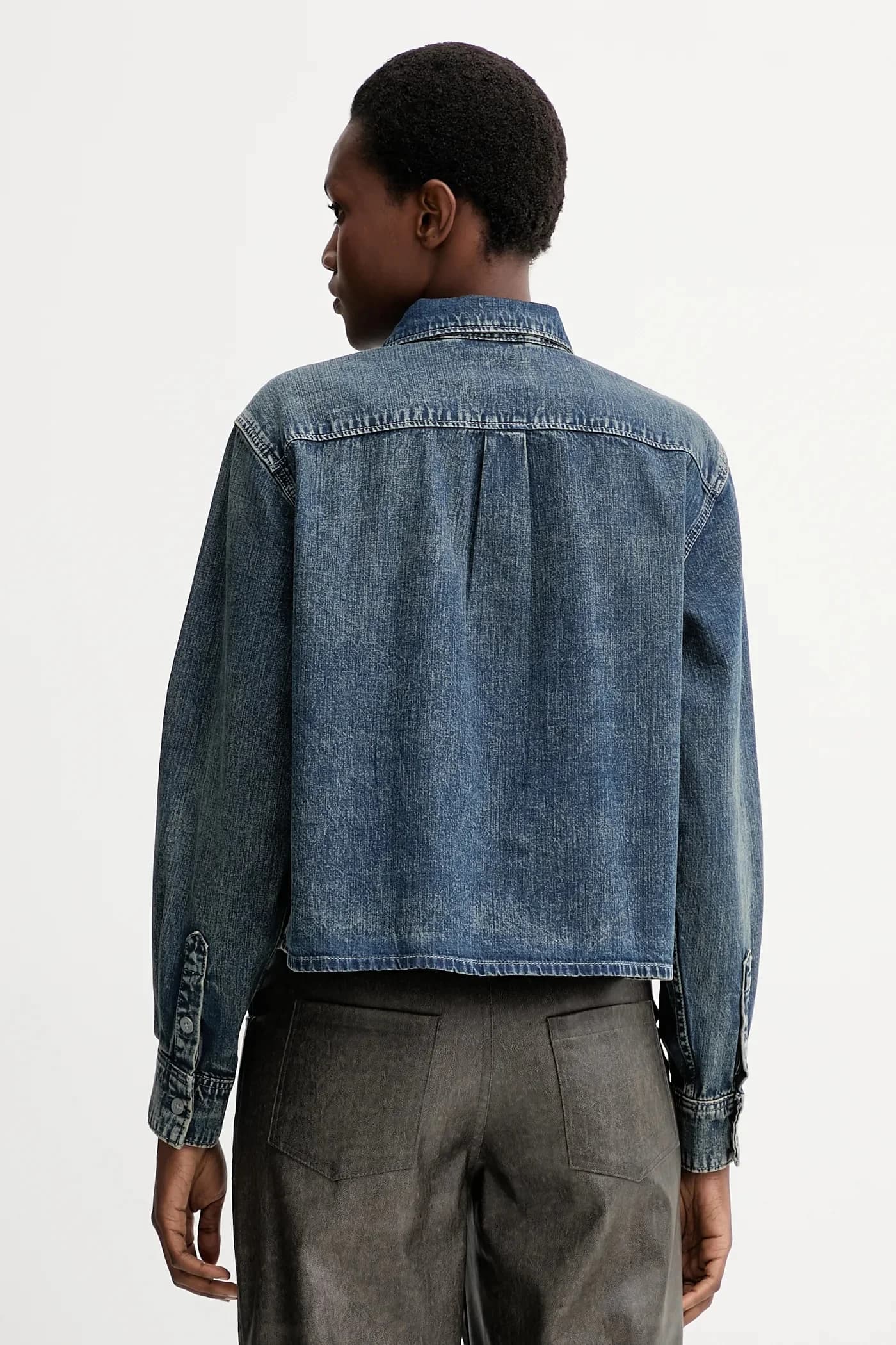 Джинсовая рубашка свободного покроя с защипами в 1 точку - фото 3